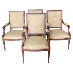 Ensemble de quatre fauteuils de salle à manger Louis XVI français de qualité muséale