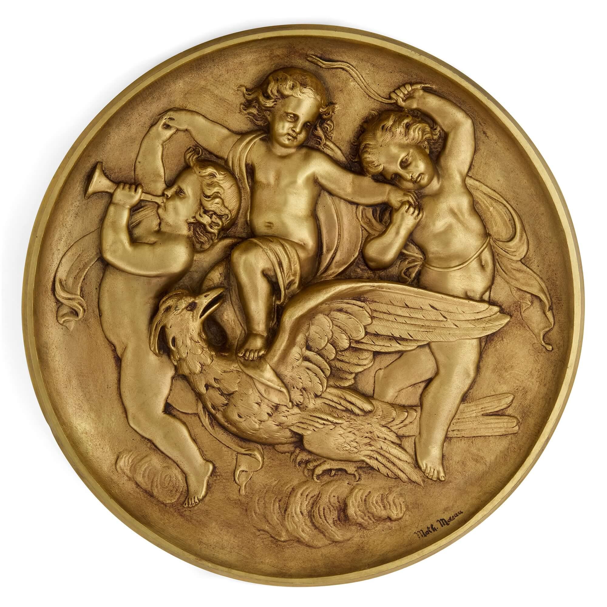 Ensemble de quatre rondeaux anciens en bronze doré par Mathurin Moreau 
Français, fin du 19e siècle 
Hauteur 3cm, diamètre 44cm

Cet ensemble de quatre panneaux sculpturaux a été réalisé par le célèbre ferronnier d'art français Mathurin Moreau