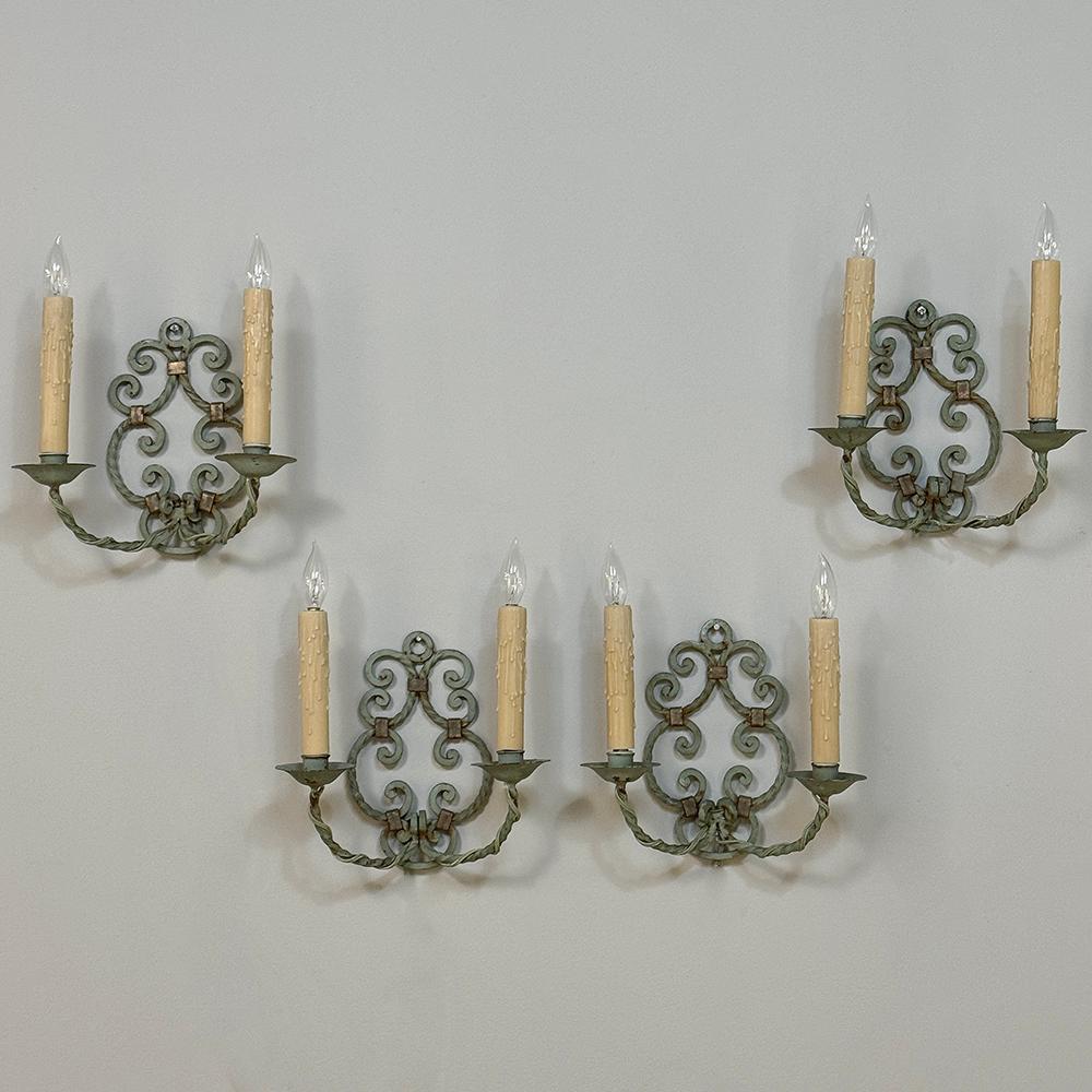 Set von vier antiken, lackierten, schmiedeeisernen, elektrifizierten Wandleuchtern (Rustikal) im Angebot