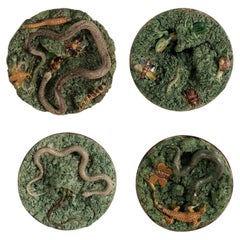 Lot de quatre assiettes murales anciennes portugaises de style Palissy, vendues à l'unité
