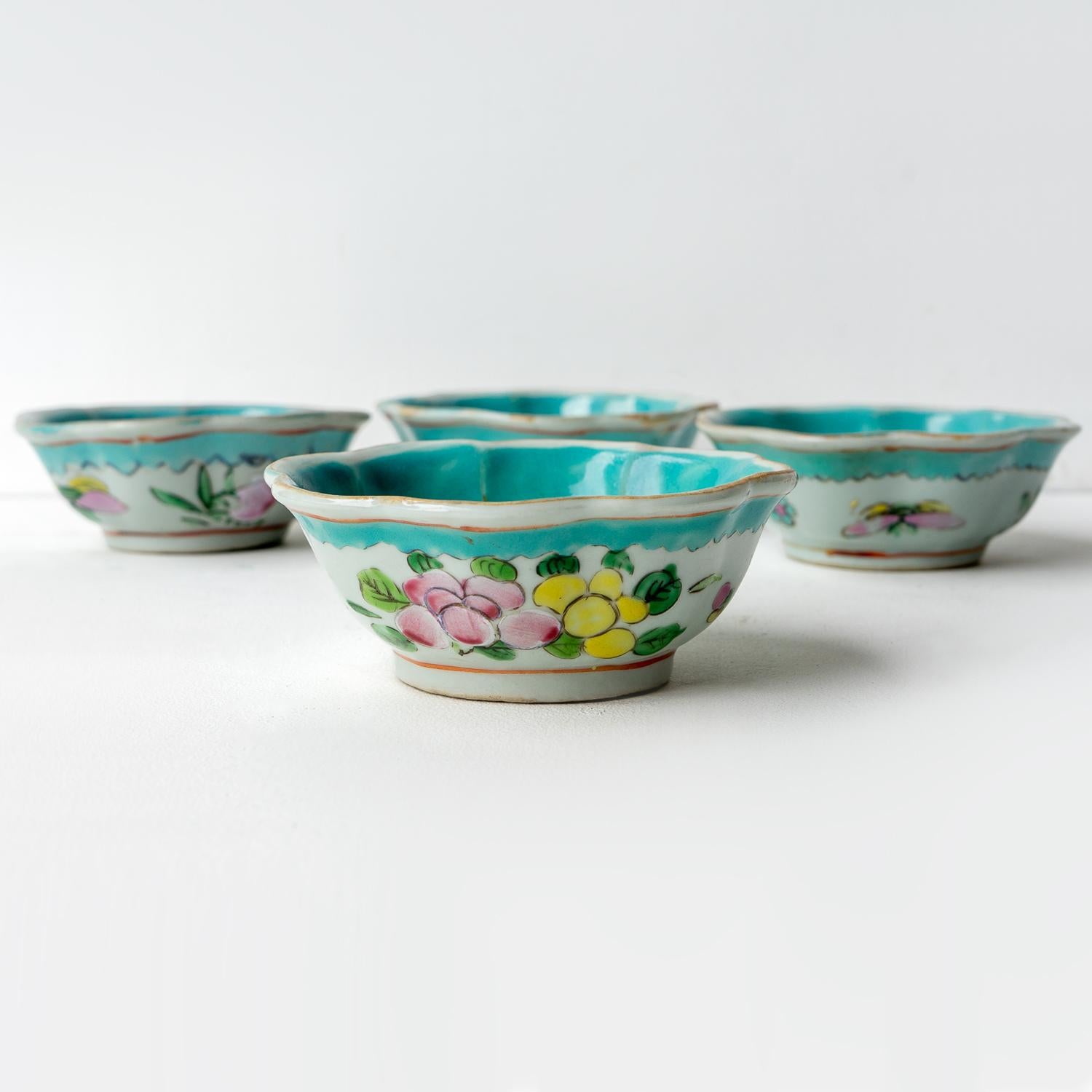 ANTIQUE BOWLS

SET OF FOUR ANTIQUE QING DYNASTY TURQUOISE GLAZE CHINESE PORCELAIN RICE BOWLS, 18TH/19TH CENTURY

Decoratively shaped scalloped edged porcelain bowls with an internal turquoise glaze and decorated with moths/butterflies and fruit in a