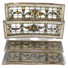 Ensemble de quatre fenêtres anciennes en verre teinté et au plomb, deux incurvées, datant d'environ 1900