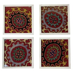Juego de cuatro colgantes de pared Suzani antiguos