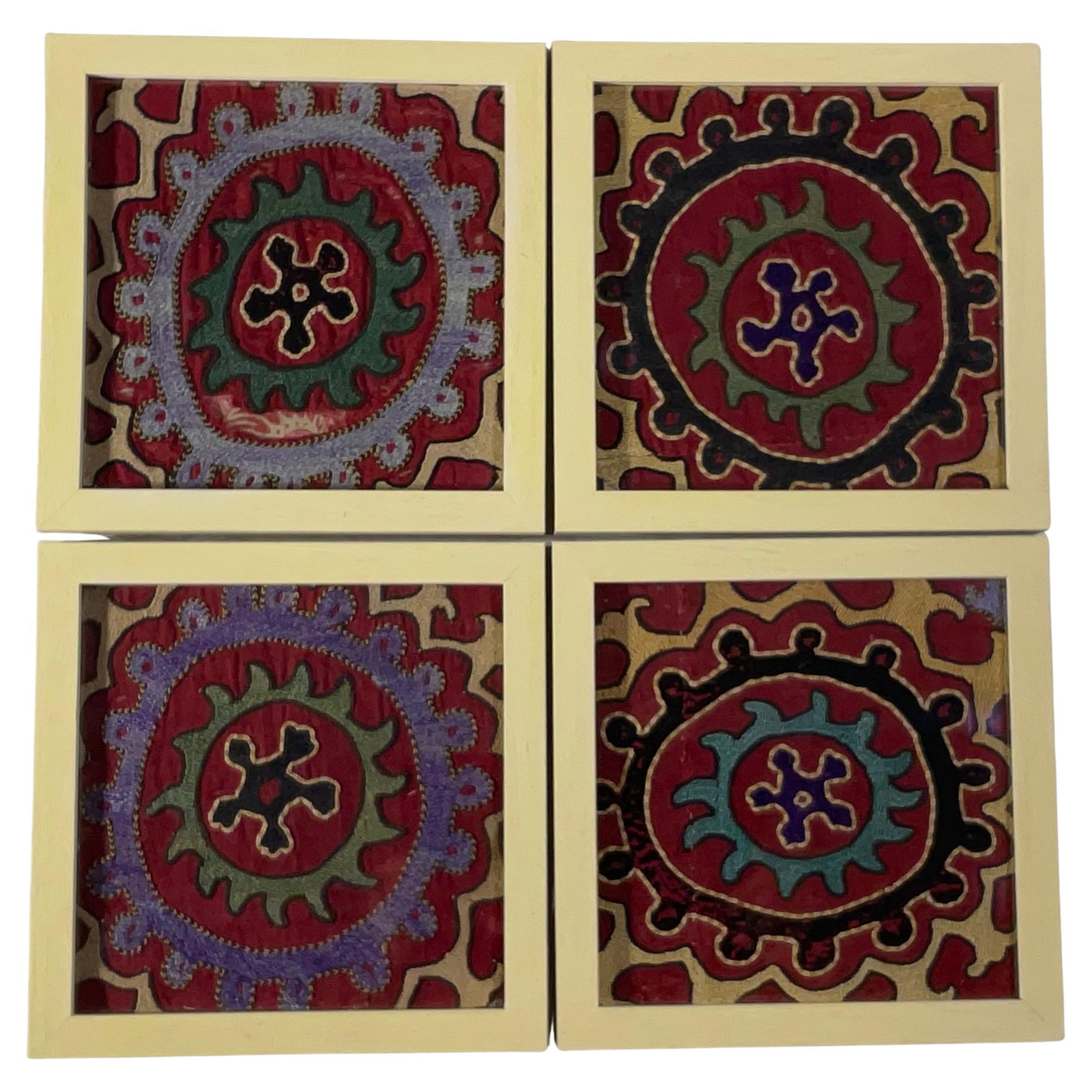 Juego de cuatro colgantes de pared Suzani antiguos
