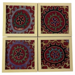 Juego de cuatro colgantes de pared Suzani antiguos