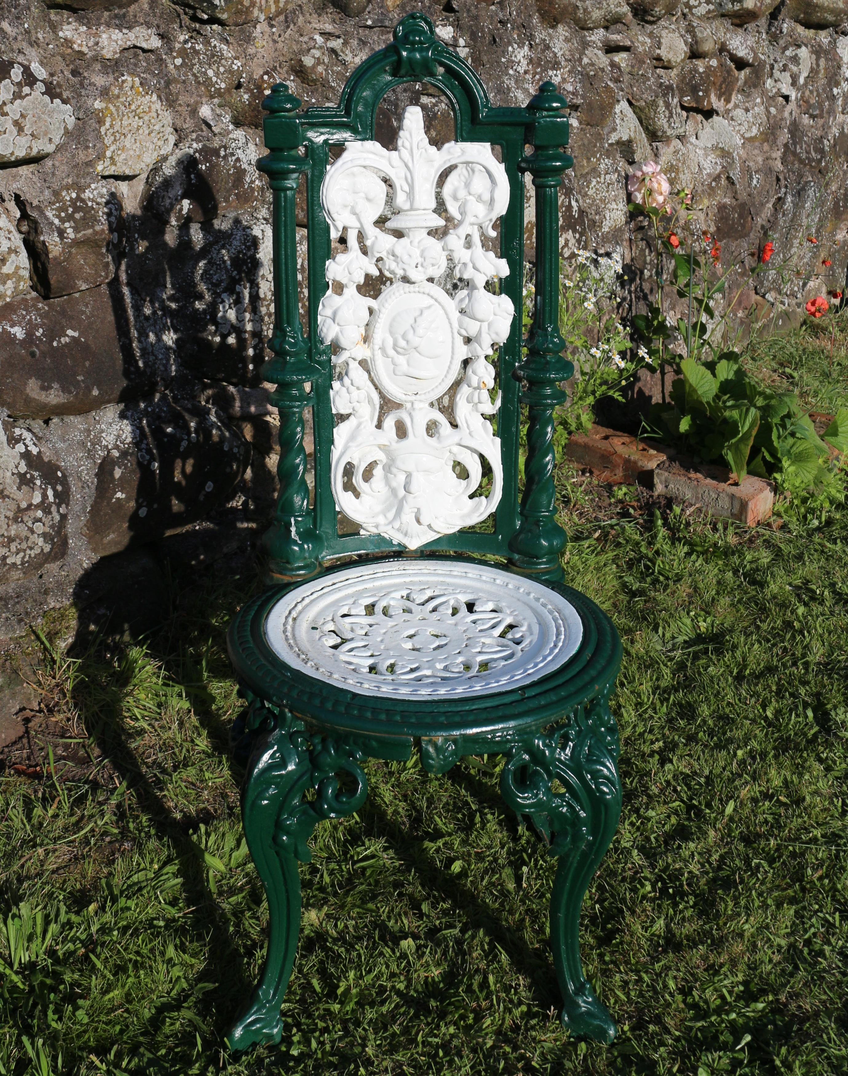 Ensemble de quatre chaises de jardin ou de conservation victoriennes anciennes en fonte en vente 9