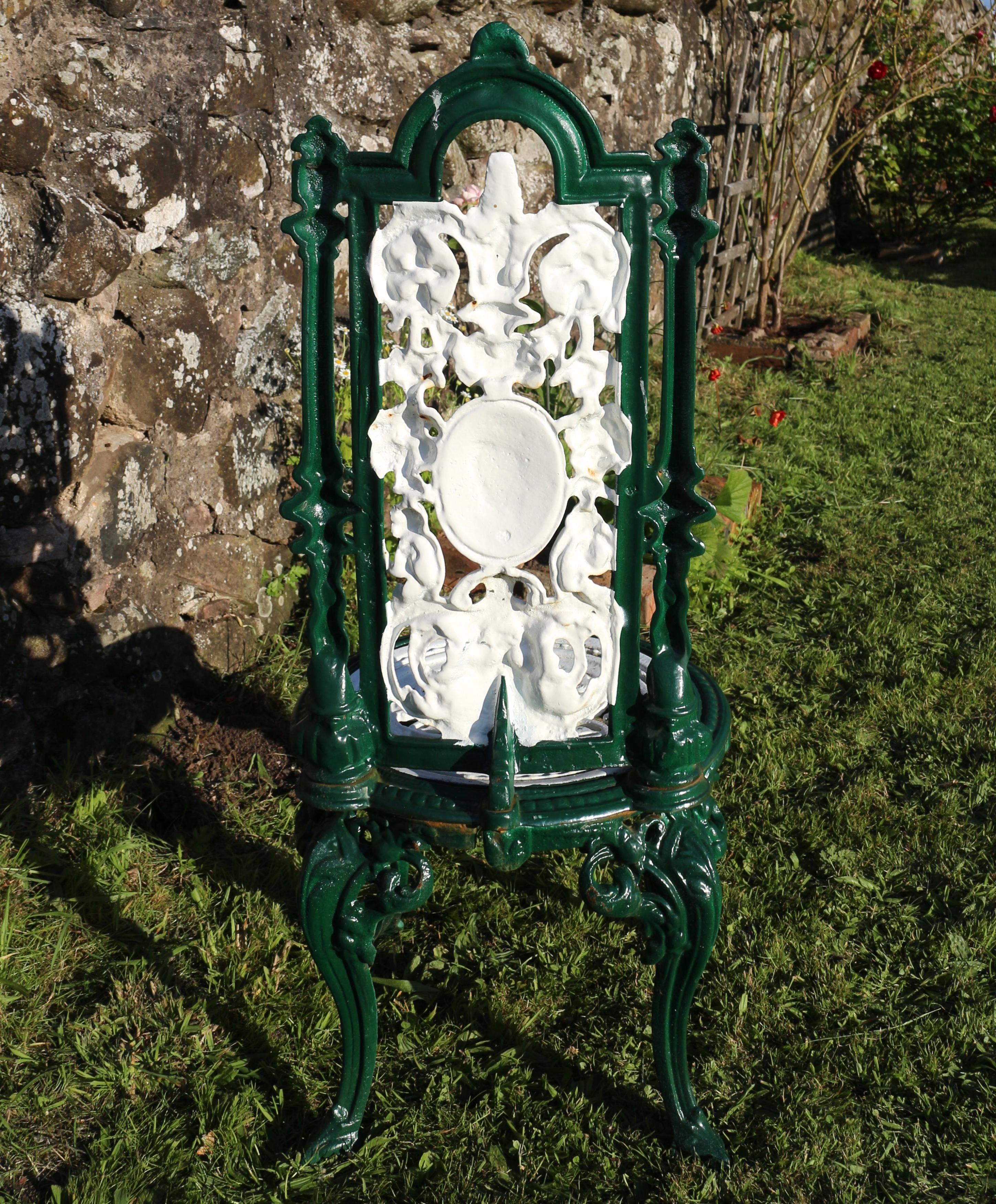 Ensemble de quatre chaises de jardin ou de conservation victoriennes anciennes en fonte en vente 10