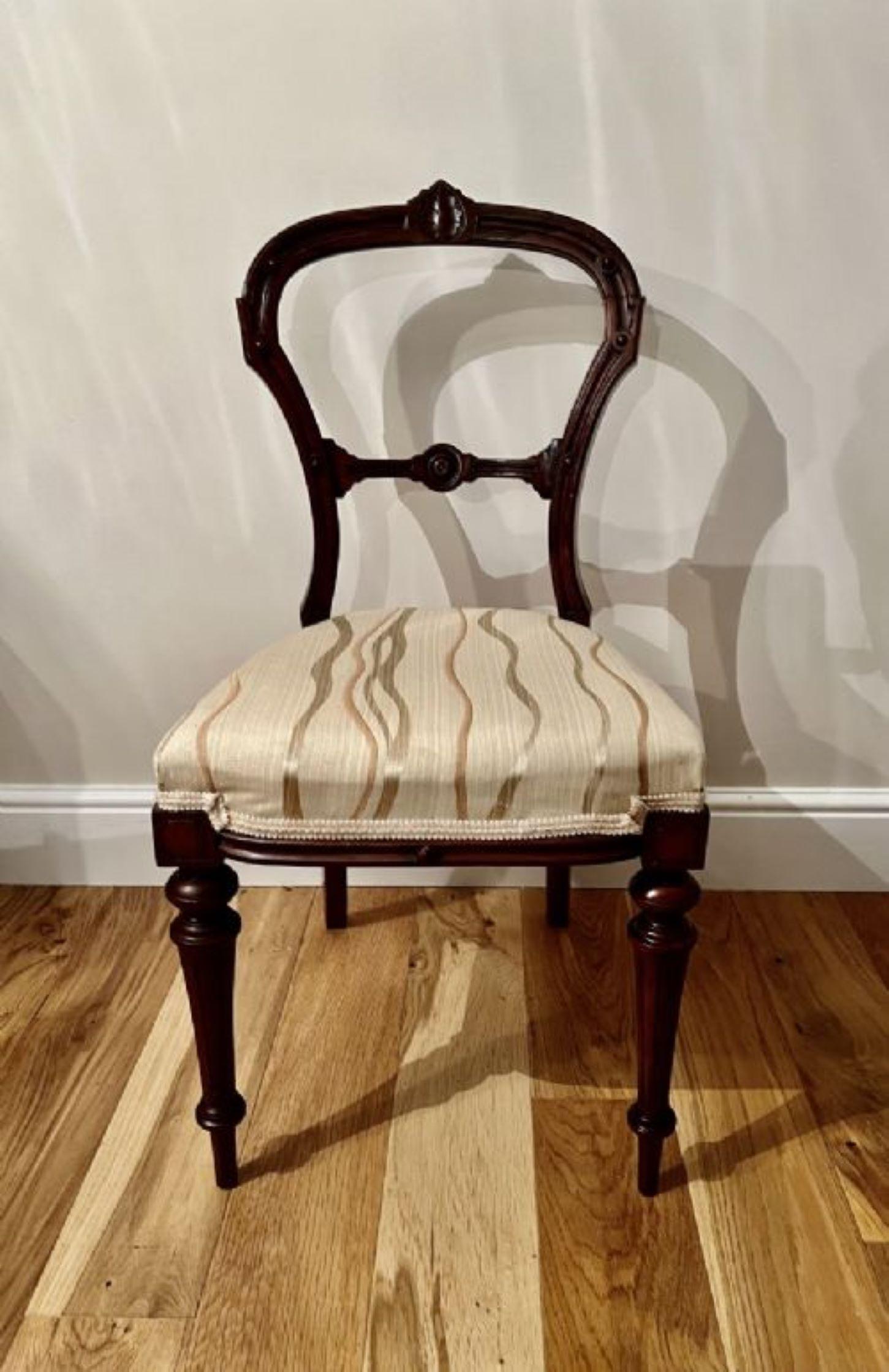 XIXe siècle Ensemble de quatre chaises de salle à manger anciennes en noyer sculpté de qualité victorienne  en vente