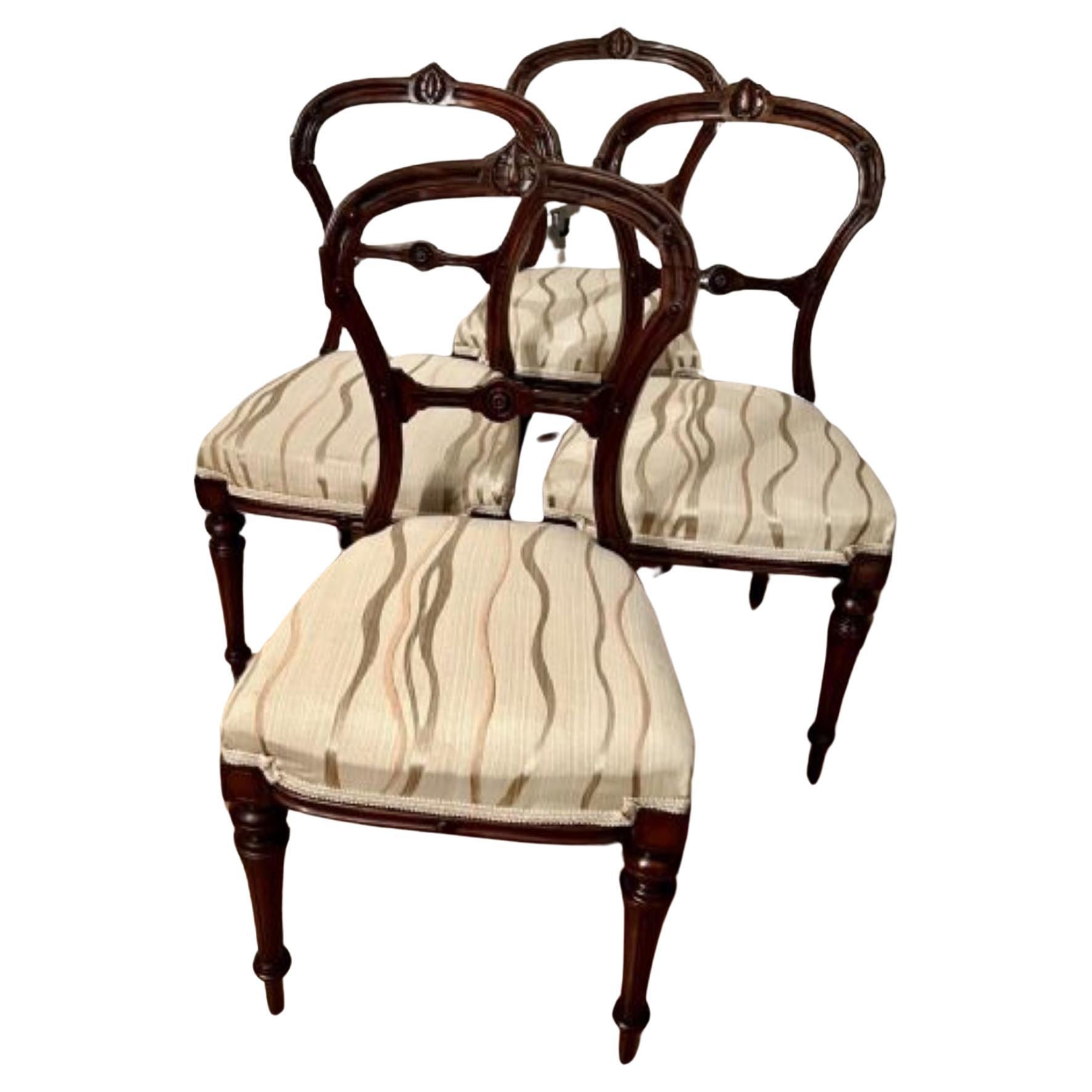 Ensemble de quatre chaises de salle à manger anciennes en noyer sculpté de qualité victorienne  en vente