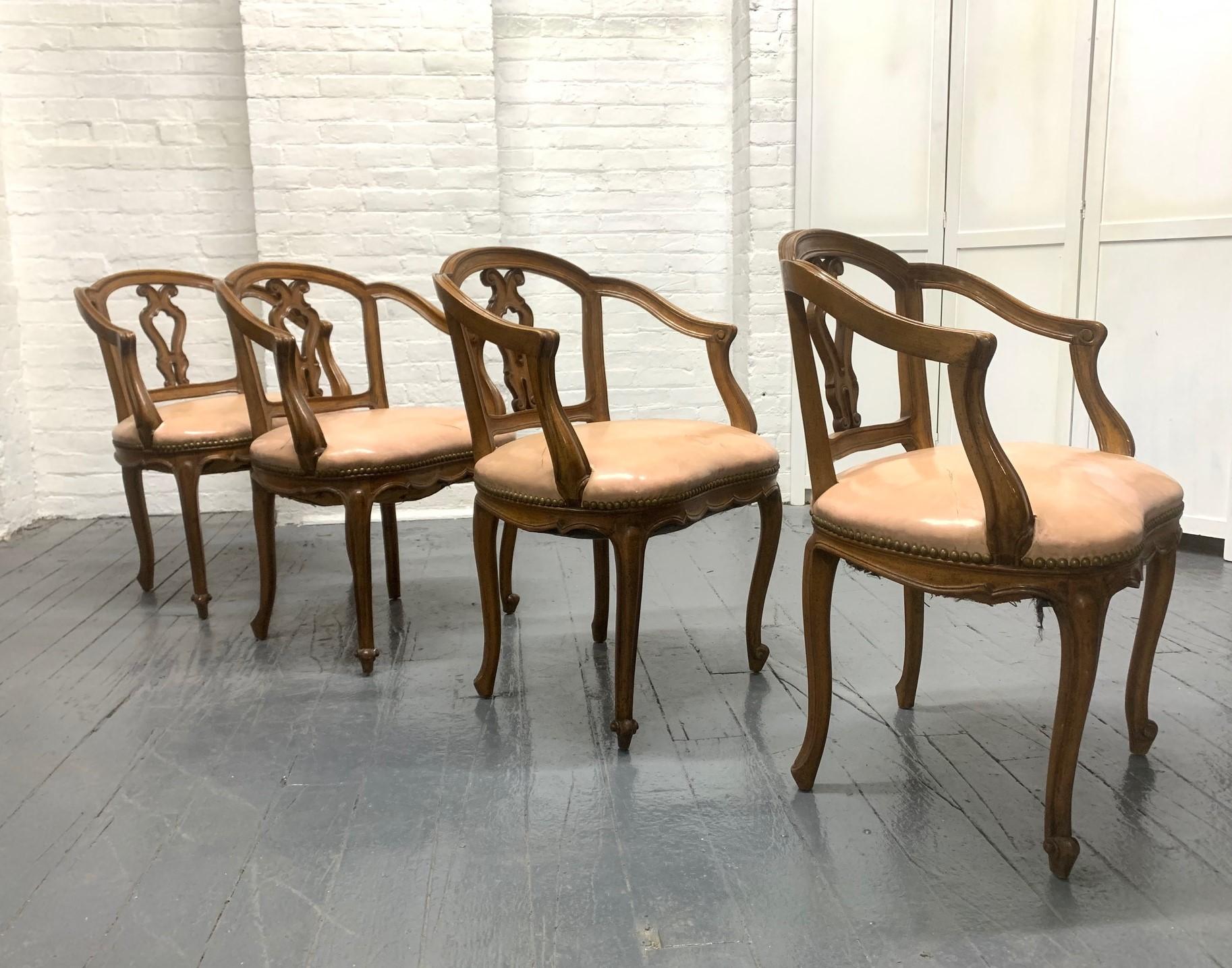 Francese Set di quattro sedie da pranzo in noce antico in vendita