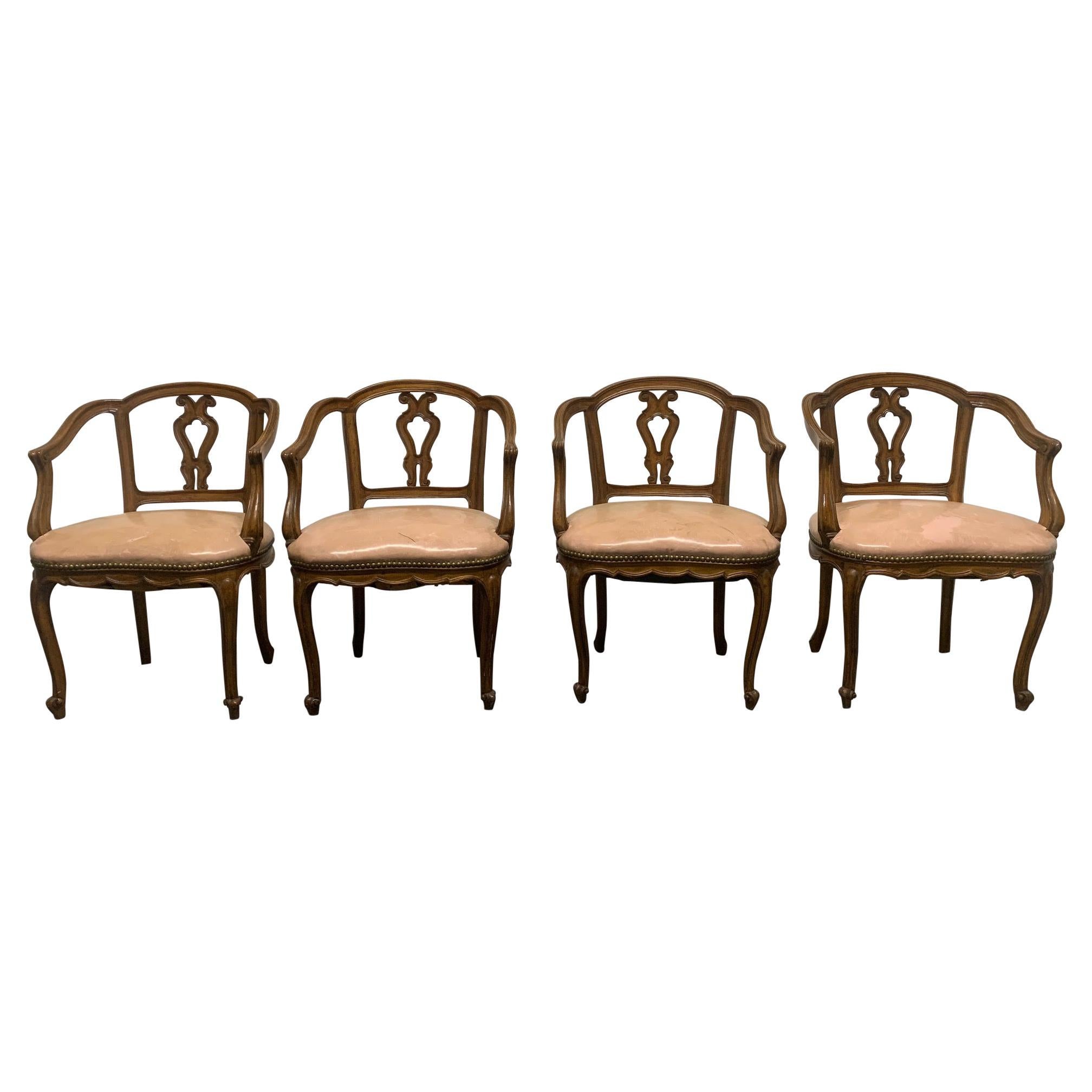 Ensemble de quatre chaises de salle à manger en noyer ancien