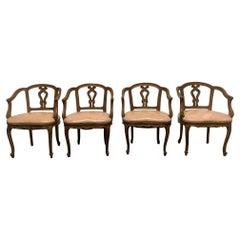 Ensemble de quatre chaises de salle à manger en noyer ancien