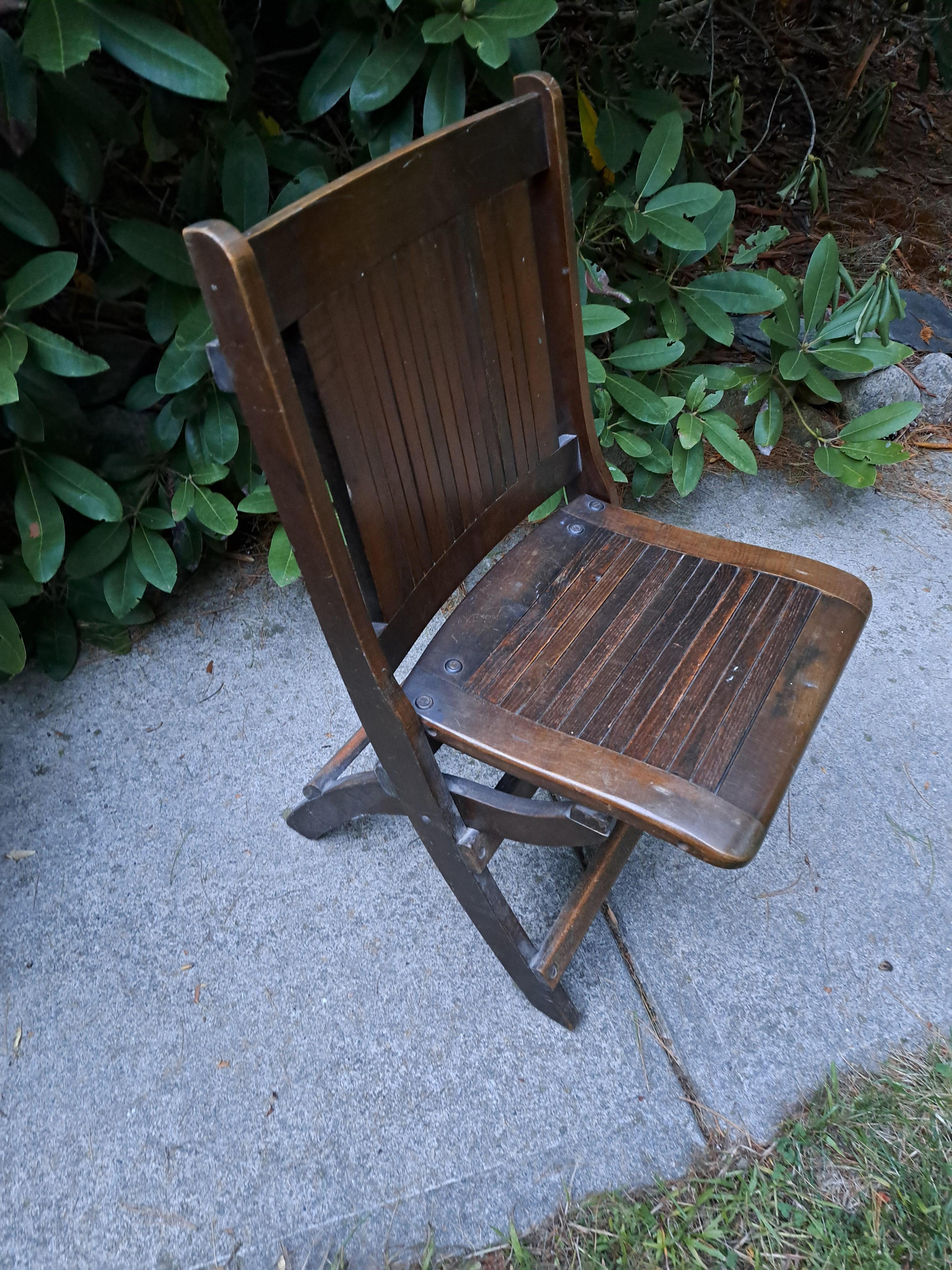 Satz von vier antiken Holzklappstühlen im Angebot 4