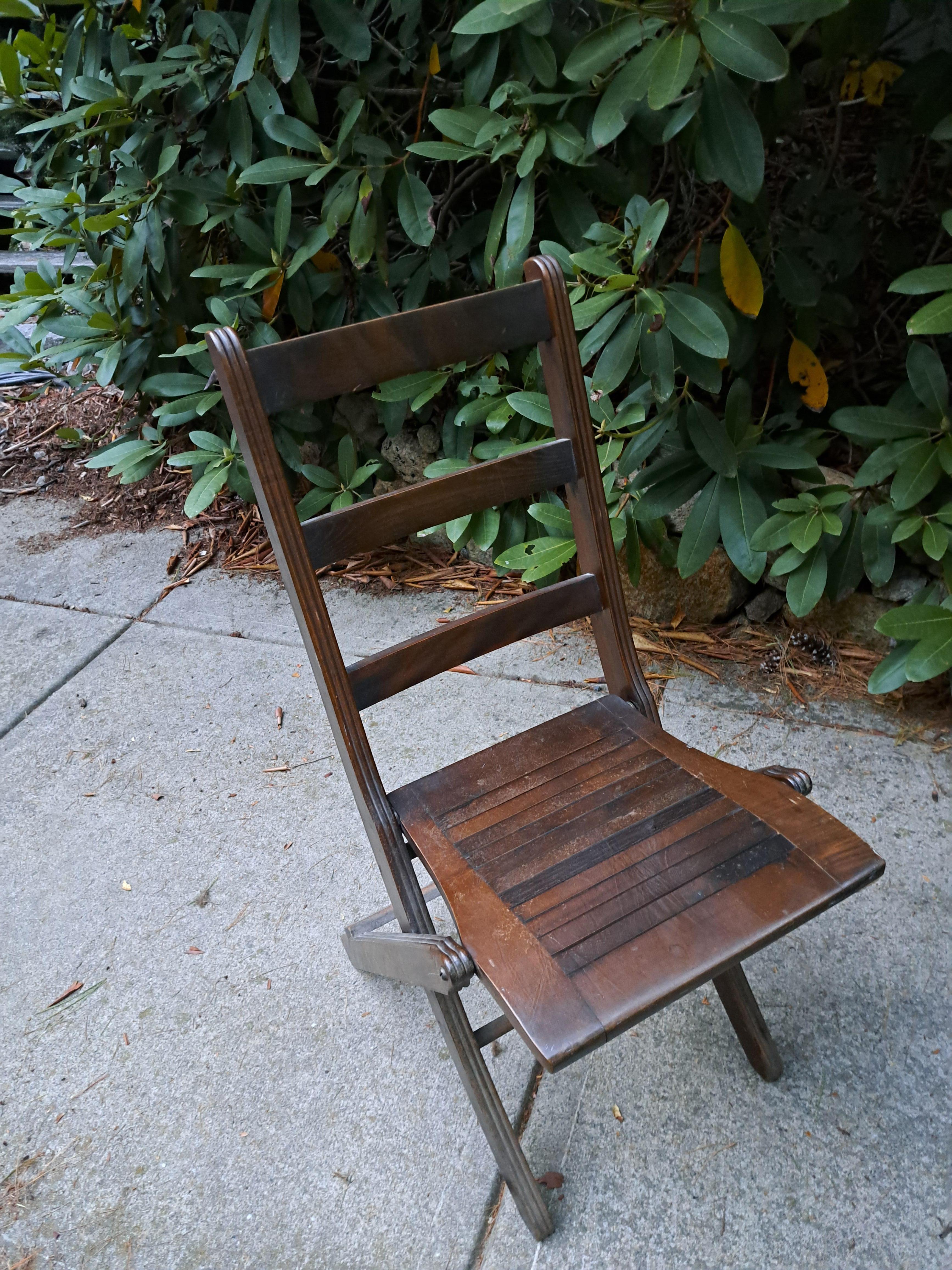 Satz von vier antiken Holzklappstühlen (Amerikanische Klassik) im Angebot