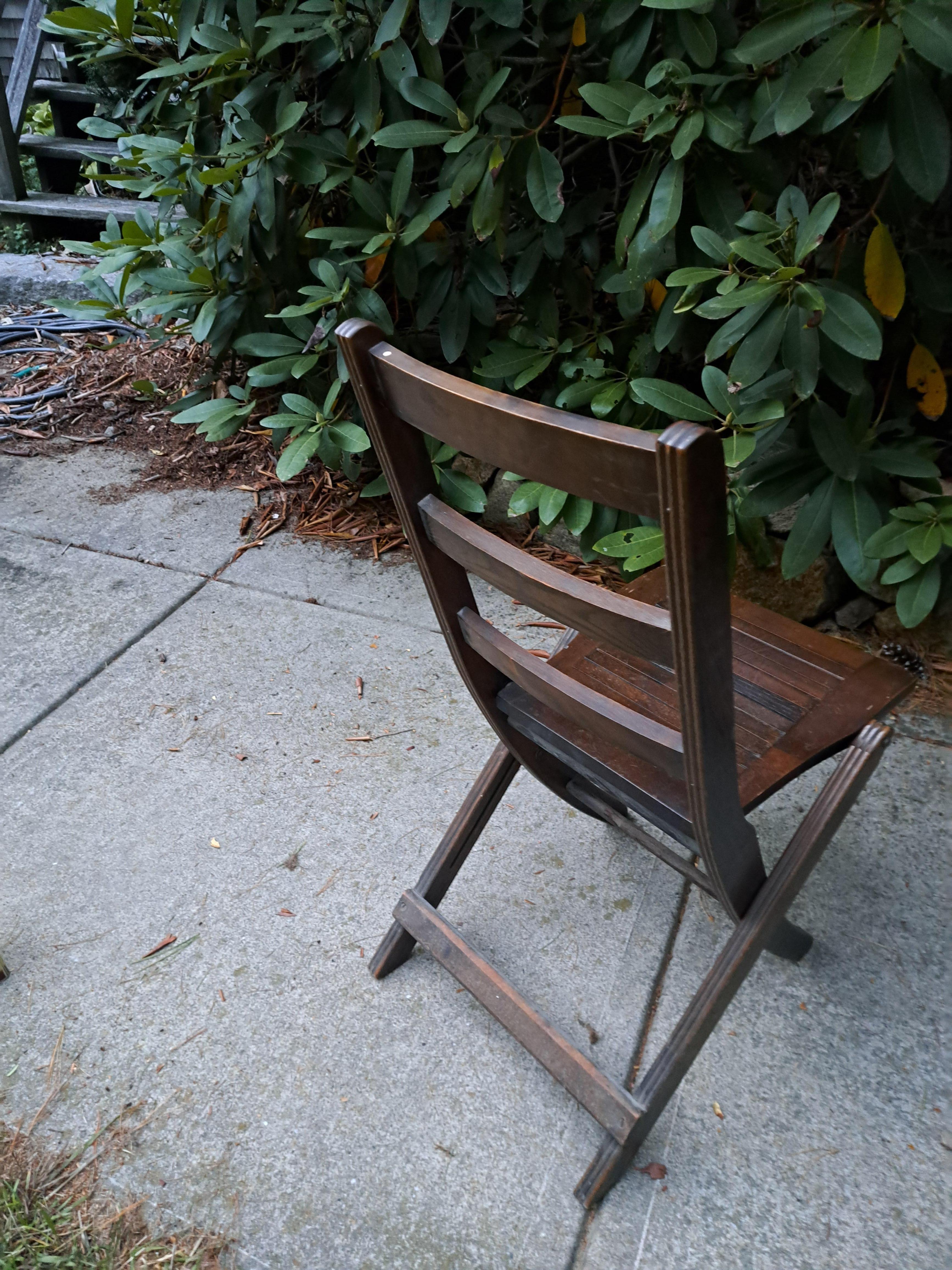 Satz von vier antiken Holzklappstühlen (amerikanisch) im Angebot