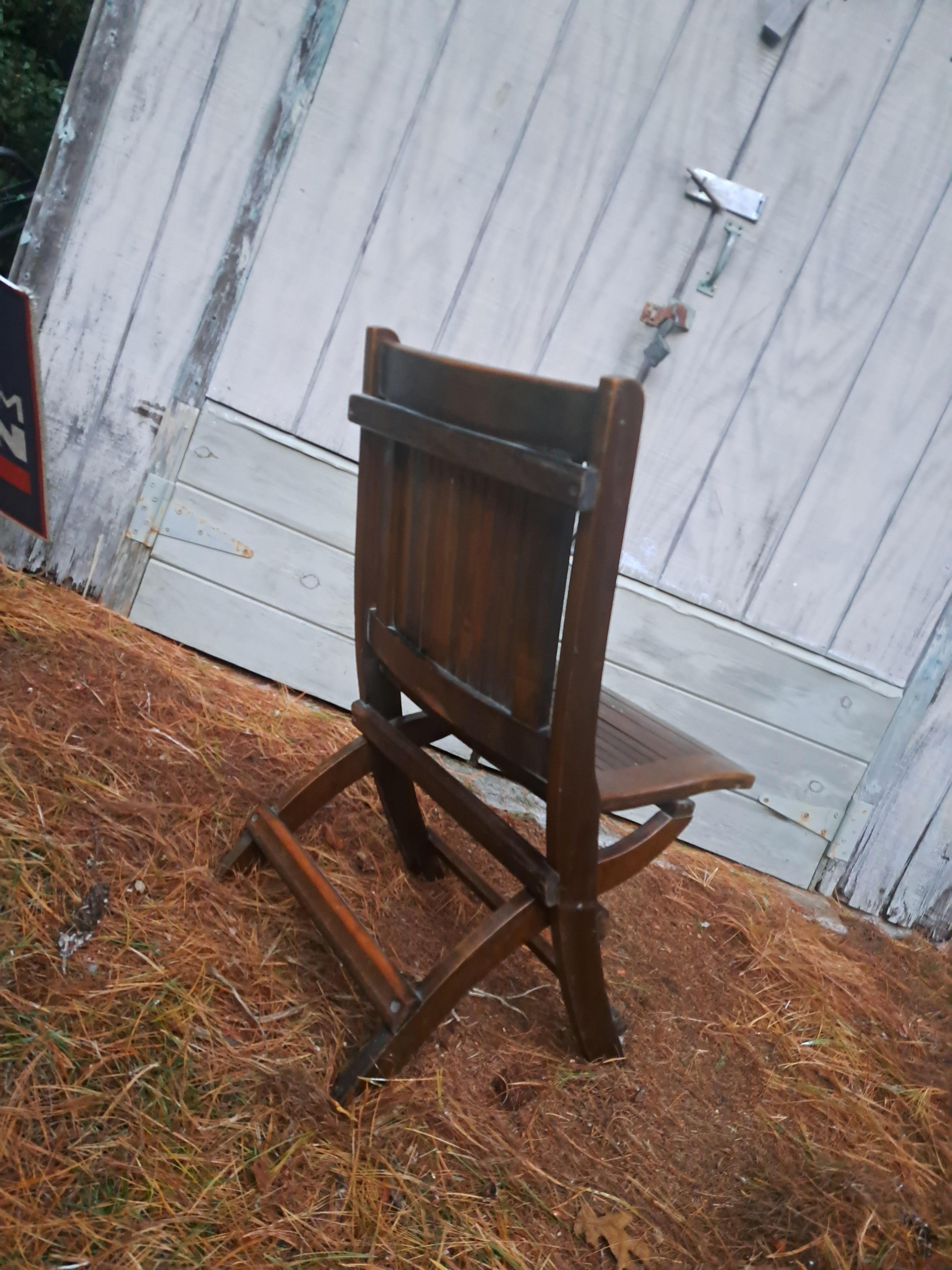 Satz von vier antiken Holzklappstühlen (20. Jahrhundert) im Angebot