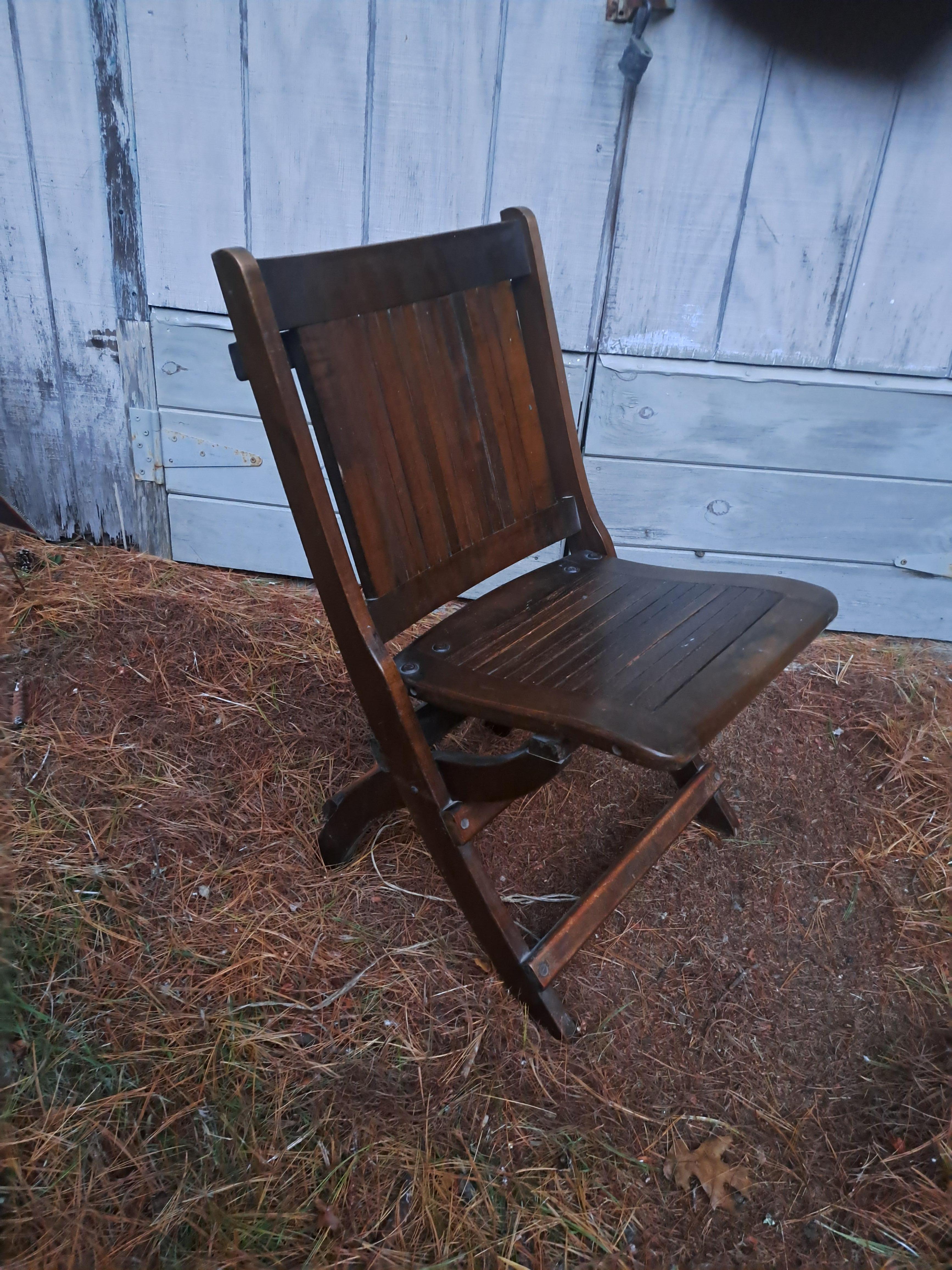 Satz von vier antiken Holzklappstühlen im Angebot 1