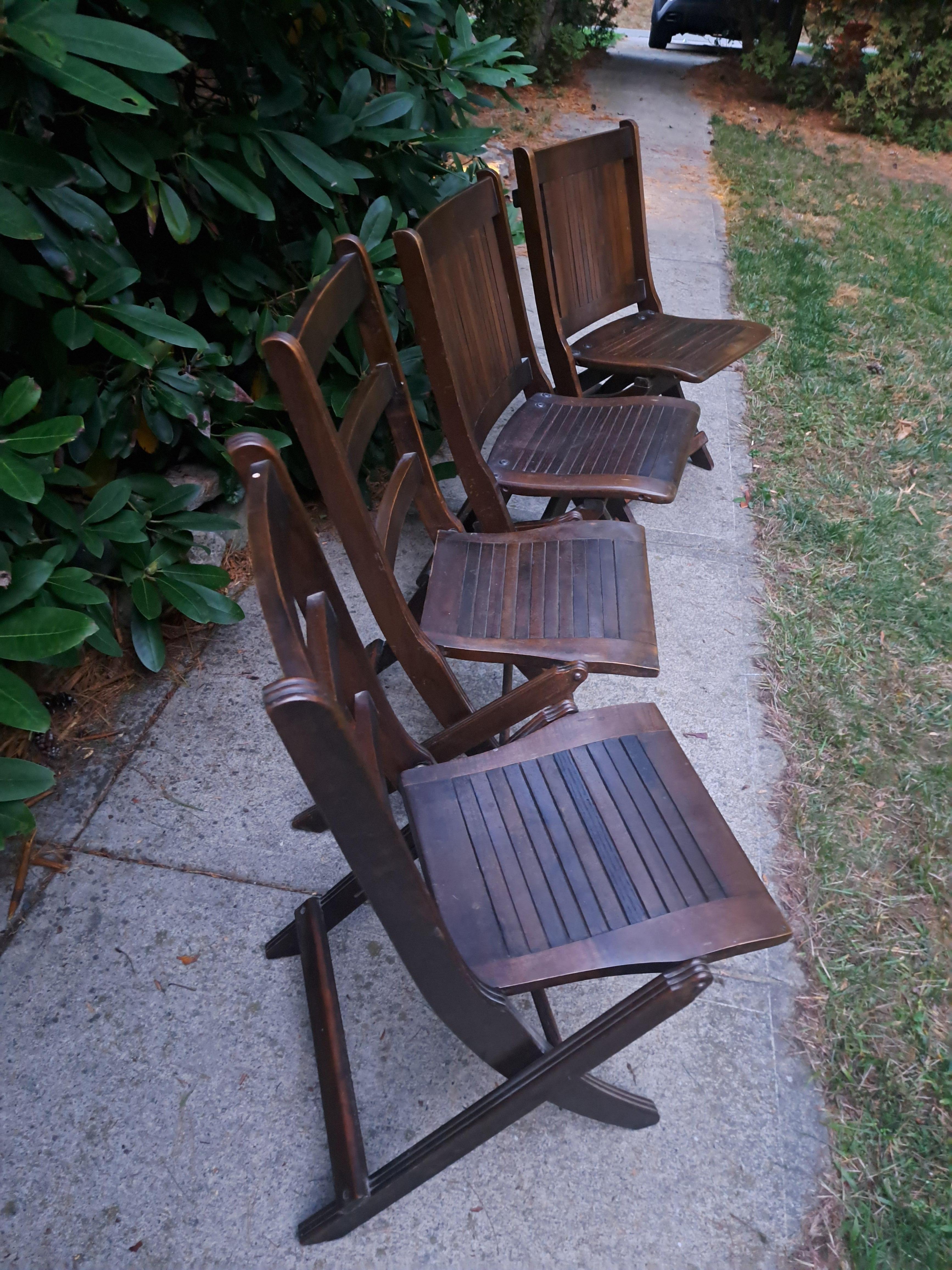 Satz von vier antiken Holzklappstühlen im Angebot 2