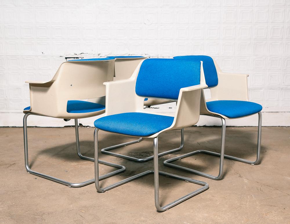 A design classic from The Netherlands designed in 1969.

Model 2225 arm chairs designed by A.R, Cordemeijer for Gispen.

White fibre glass shells and chromed steel legs newly upholstered with royal blue Knoll fabric.