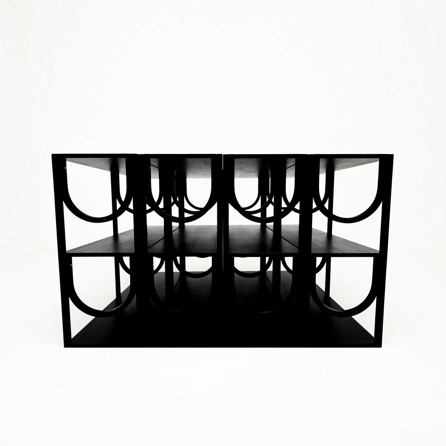 Ensemble de quatre étagères modulaires en bois courbé en chêne massif Oak, par Note Studio 2