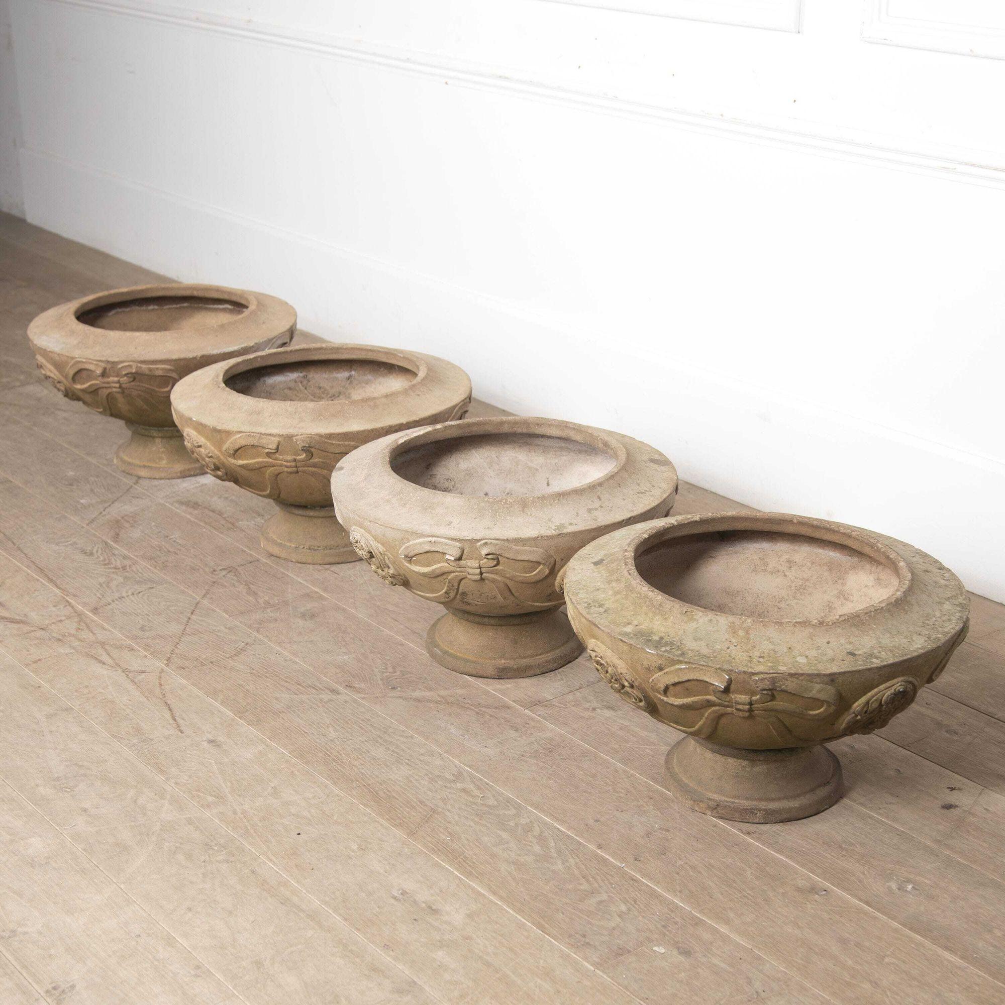 Set von vier Archibald Knox Compton Keramik „Season“-Töpfen im Zustand „Gut“ im Angebot in Gloucestershire, GB