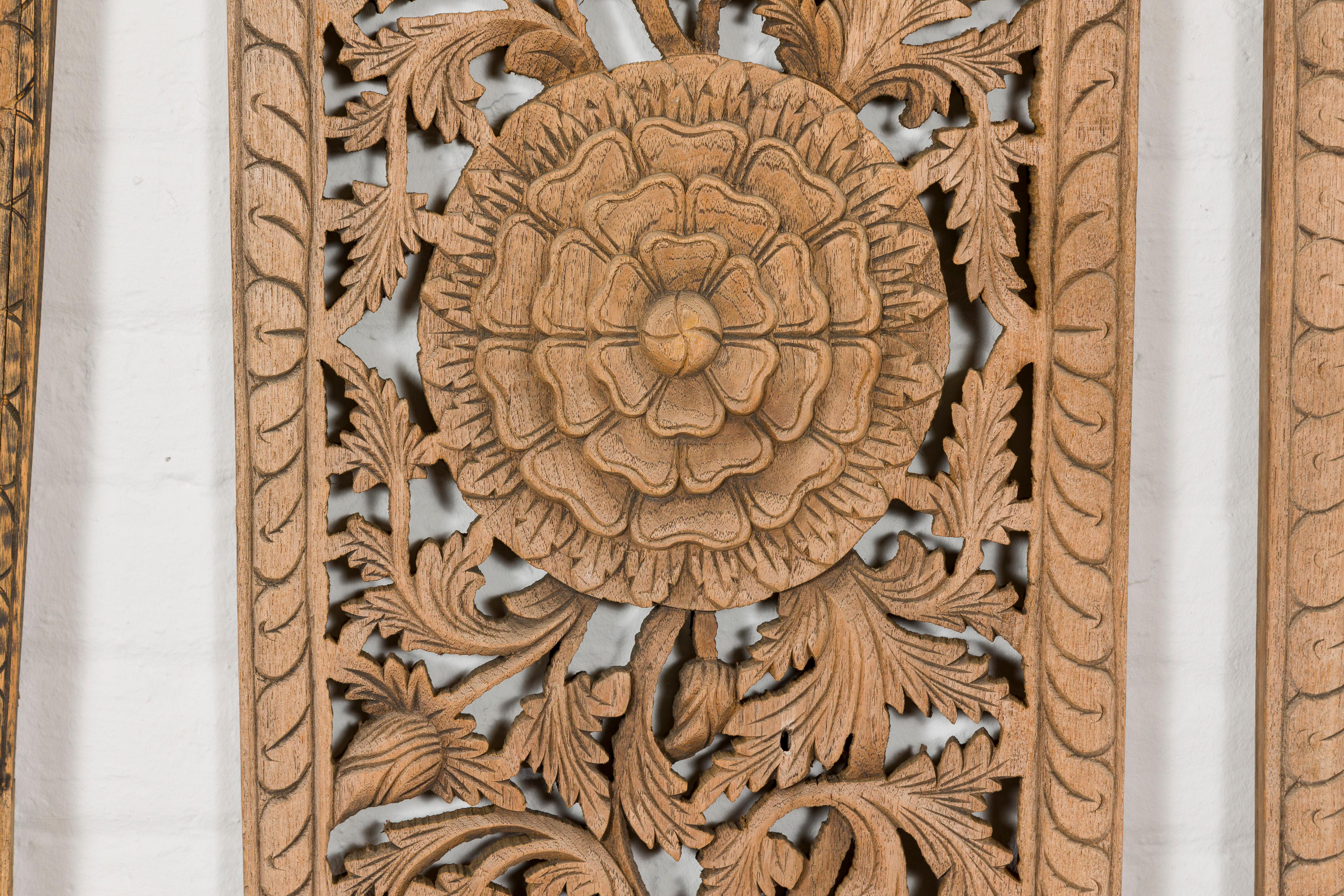 Ensemble de quatre panneaux architecturaux avec des motifs floraux sculptés à la main en vente 3