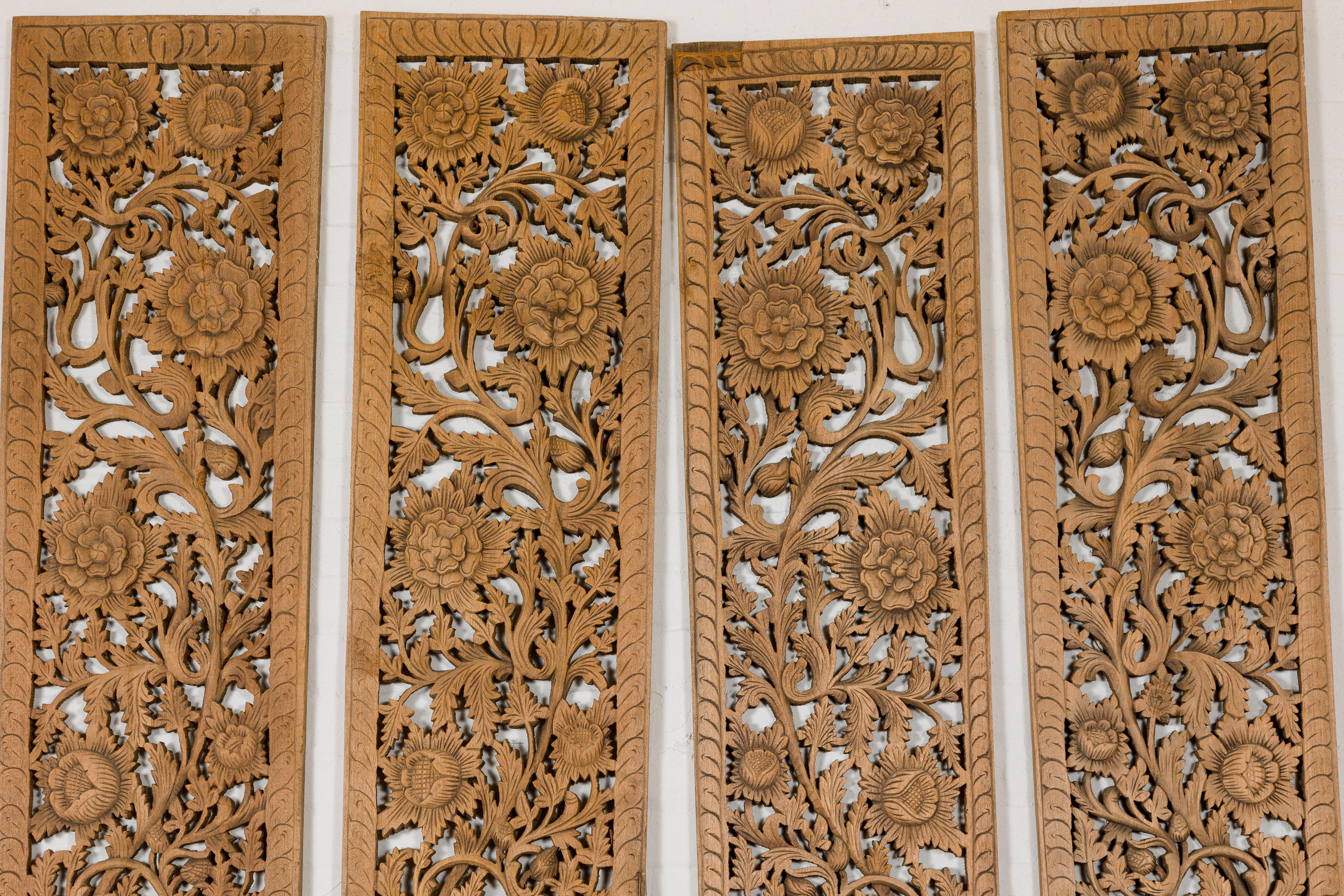 Thaïlandais Ensemble de quatre panneaux architecturaux avec des motifs floraux sculptés à la main en vente