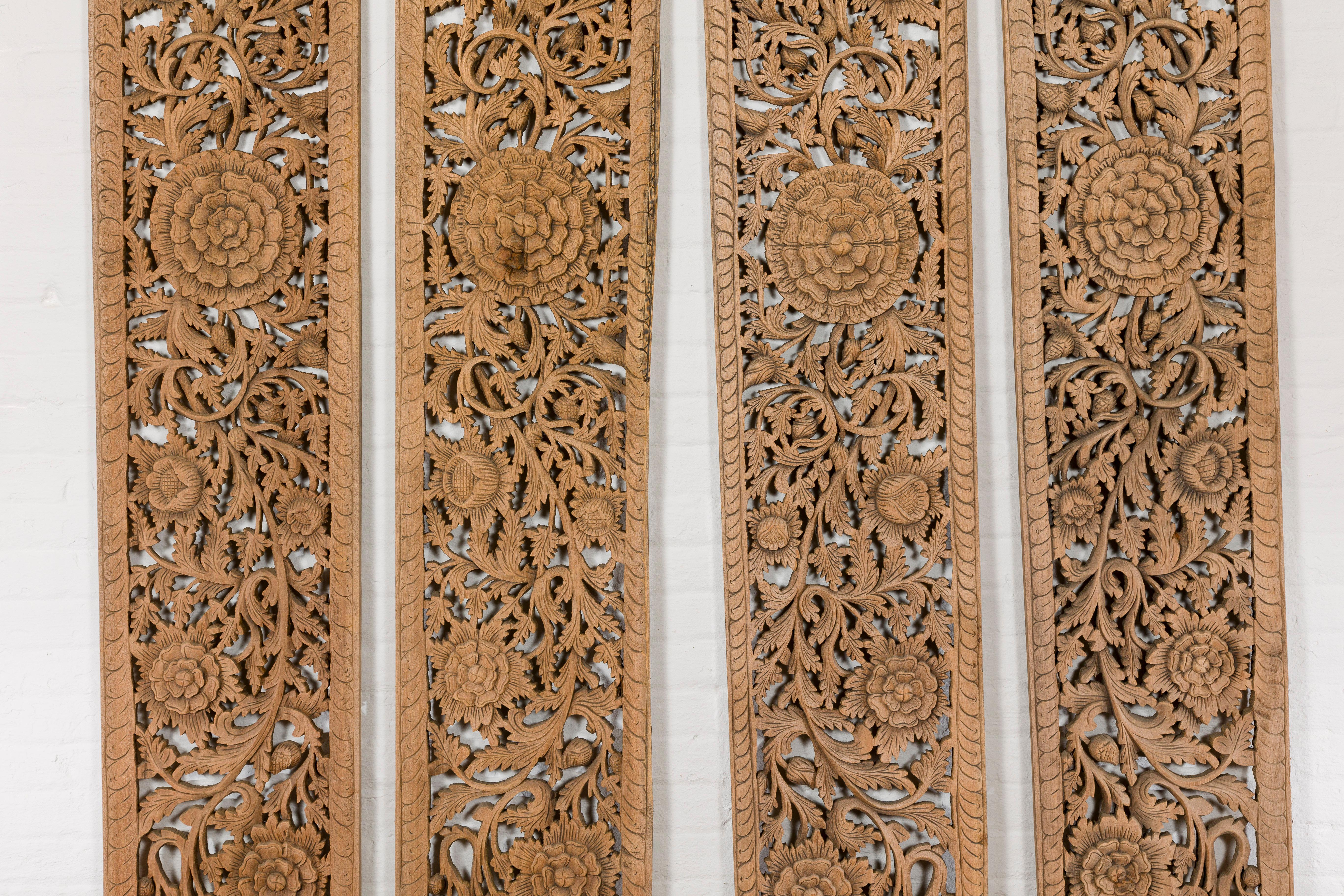 Ensemble de quatre panneaux architecturaux avec des motifs floraux sculptés à la main Bon état - En vente à Yonkers, NY