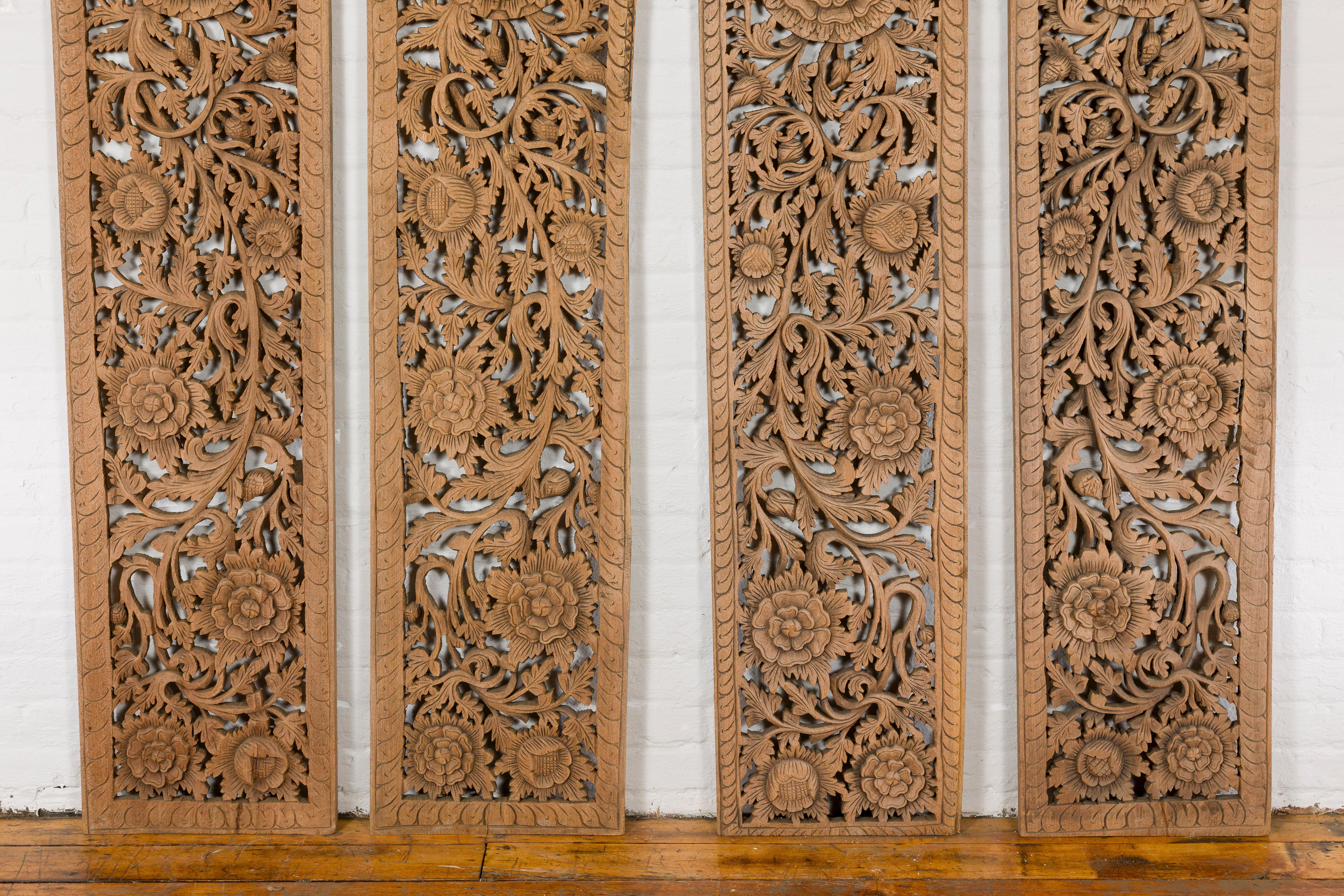XX secolo Set di quattro pannelli architettonici con decorazioni a volute e motivi floreali intagliati a mano