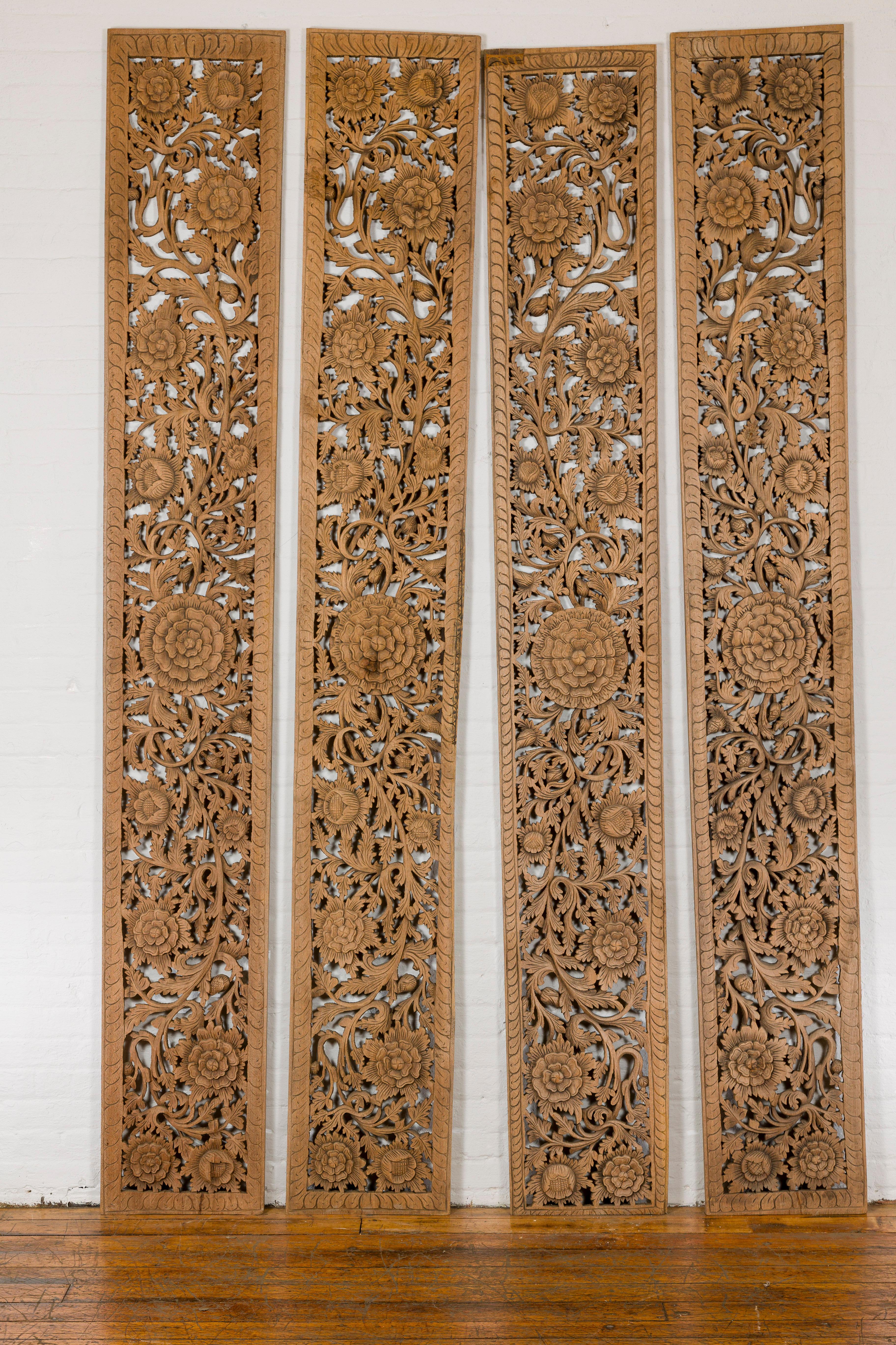 Bois Ensemble de quatre panneaux architecturaux avec des motifs floraux sculptés à la main en vente