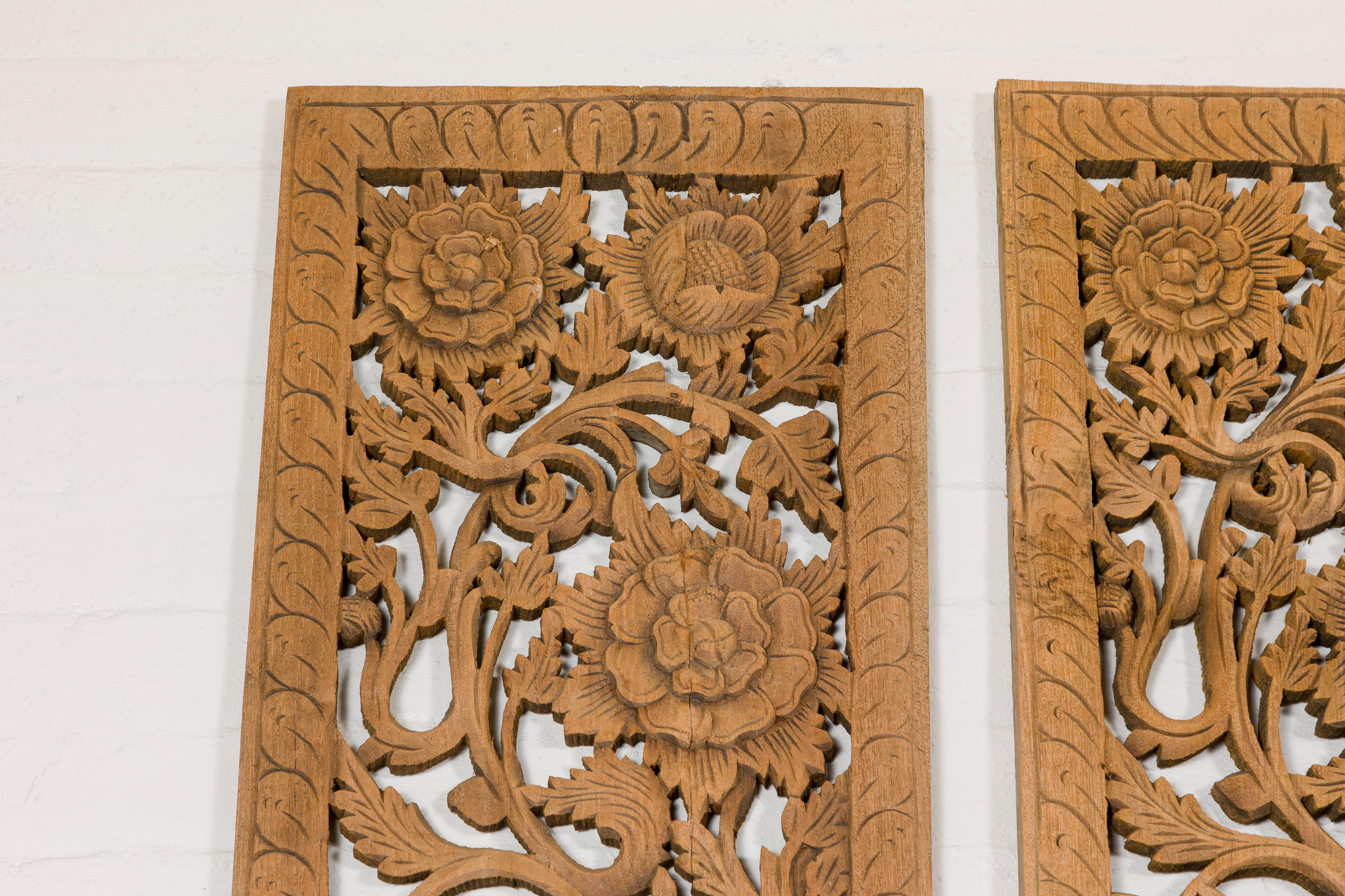 Ensemble de quatre panneaux architecturaux avec des motifs floraux sculptés à la main en vente 1