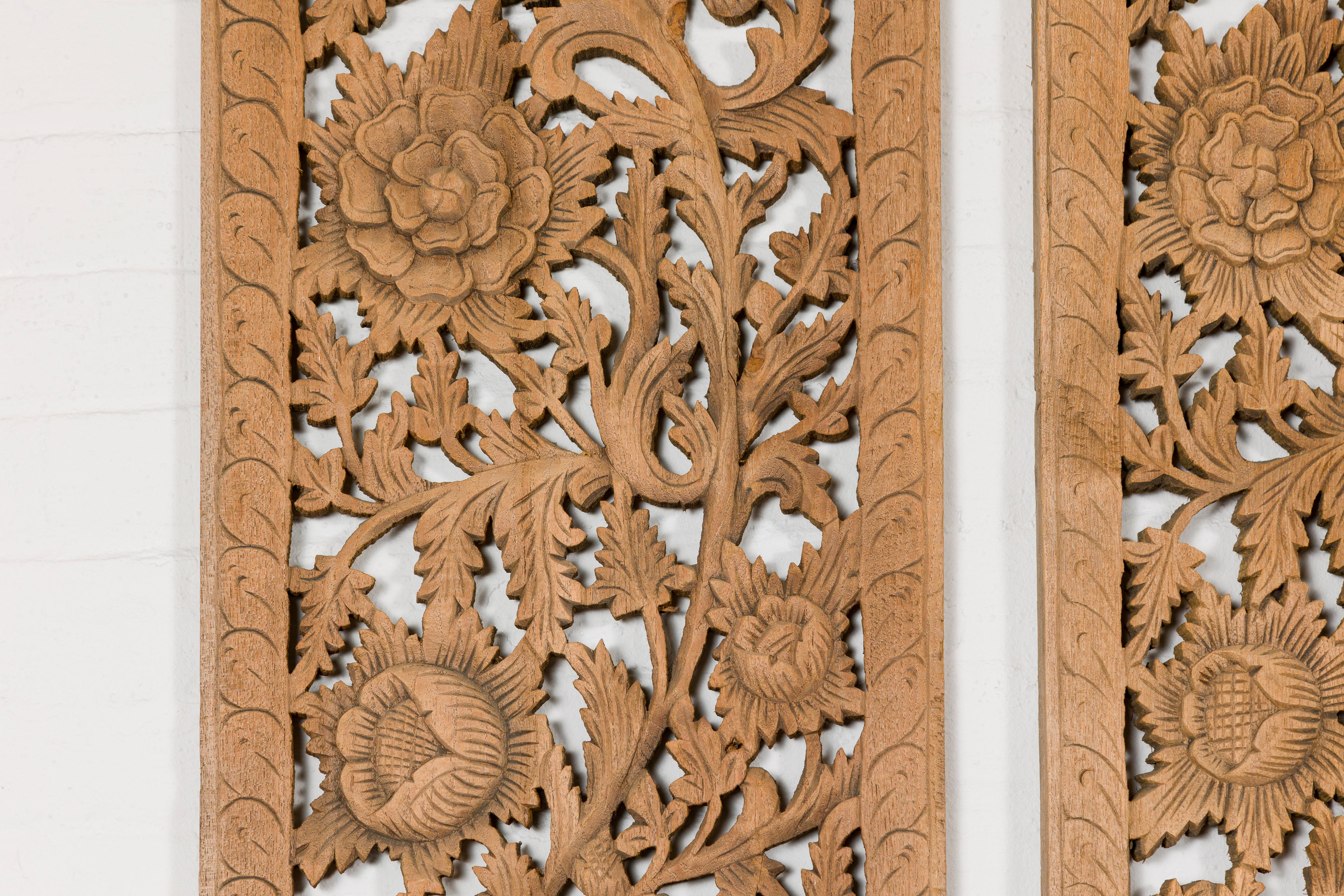 Ensemble de quatre panneaux architecturaux avec des motifs floraux sculptés à la main en vente 2