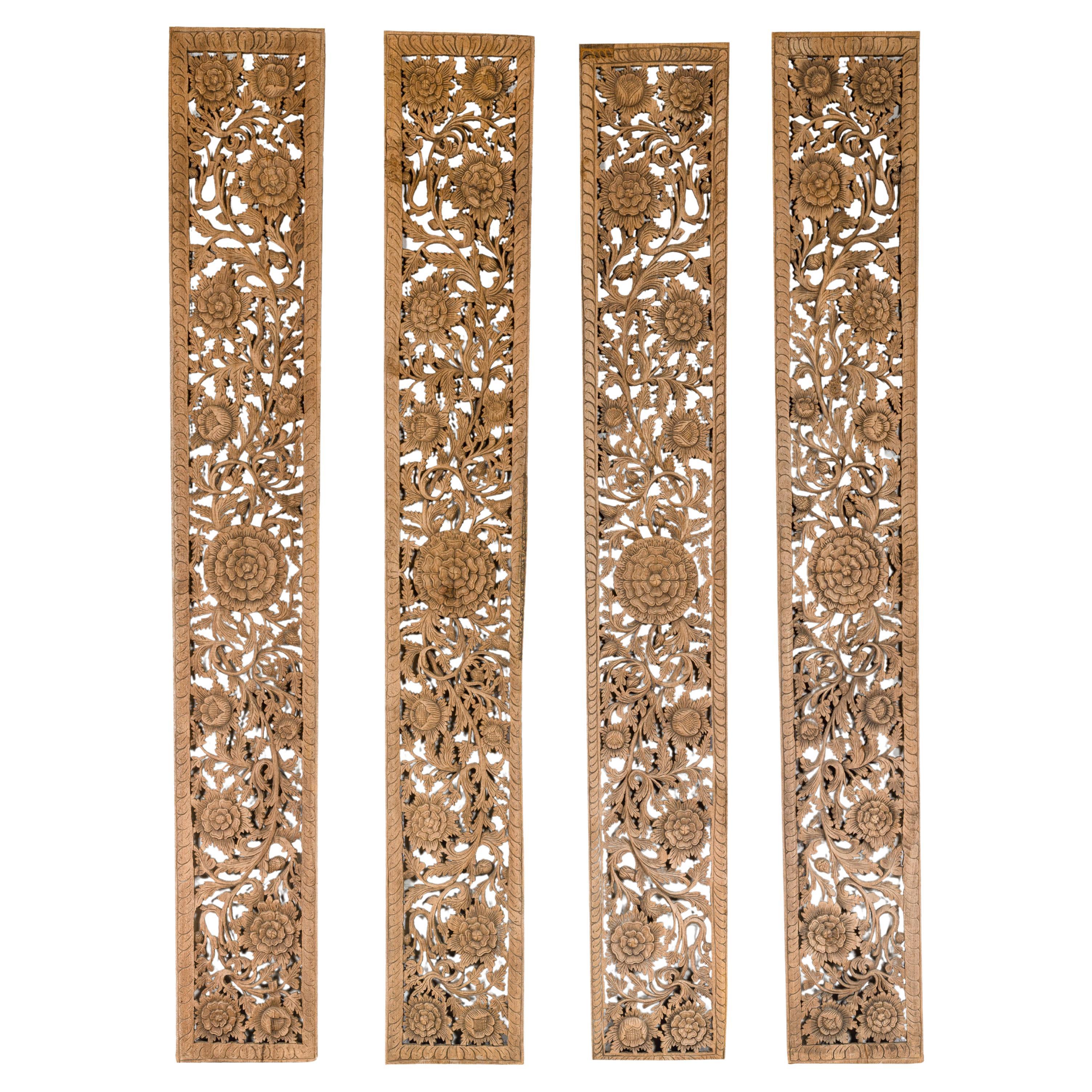 Ensemble de quatre panneaux architecturaux avec des motifs floraux sculptés à la main en vente