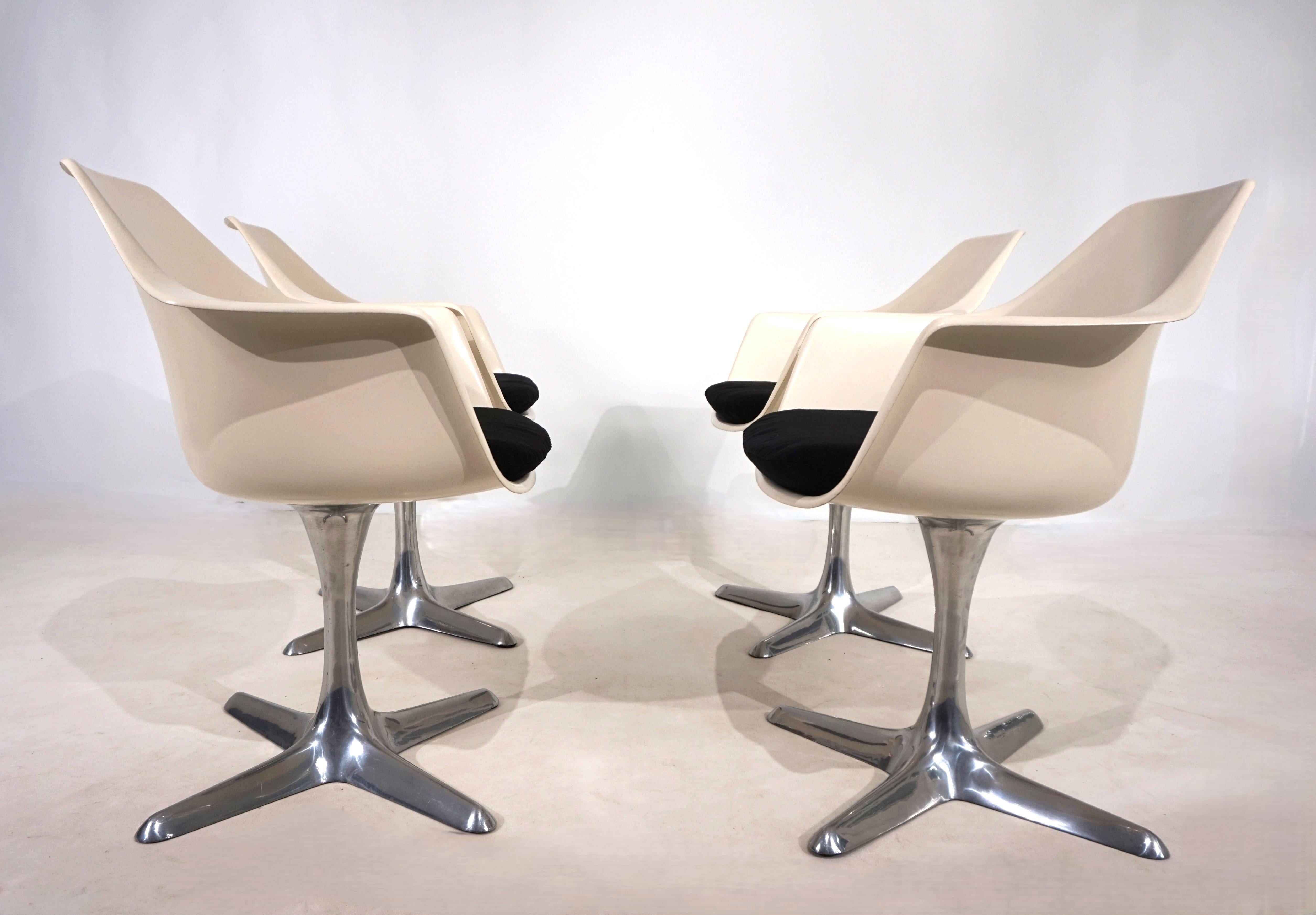 A set of four Tulip chairs with light-colored seat shells and aluminum legs, in excellent condition. The fiberglass seat shells are crack-free, with only slight wear on one corner, and display a very attractive patina. The metal legs show hardly any