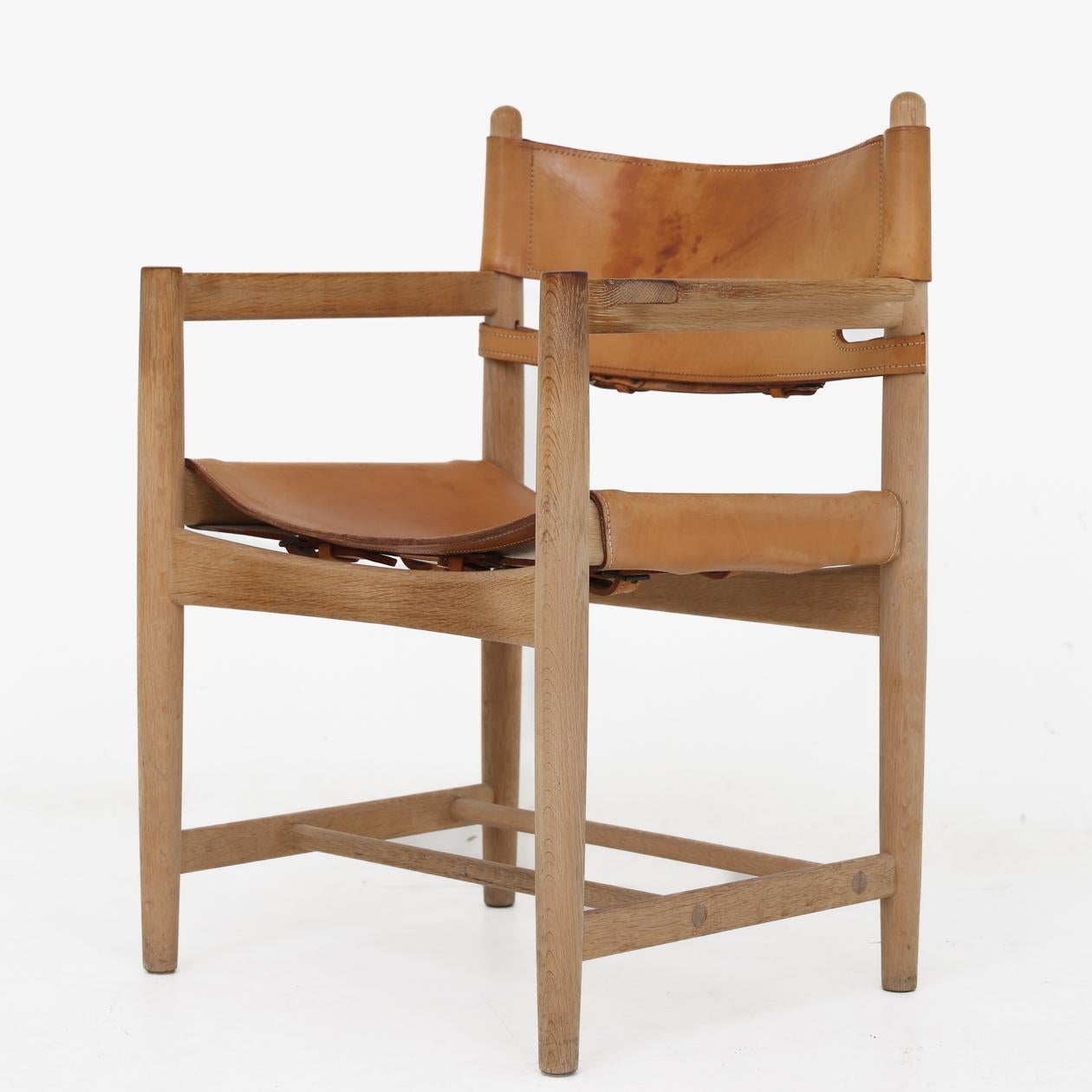 BM 3238 - set of 4 dining chairs (hunting chairs) in solid oak with armrests and patinated leather. Børge Mogensen / Fredericia Furniture.
