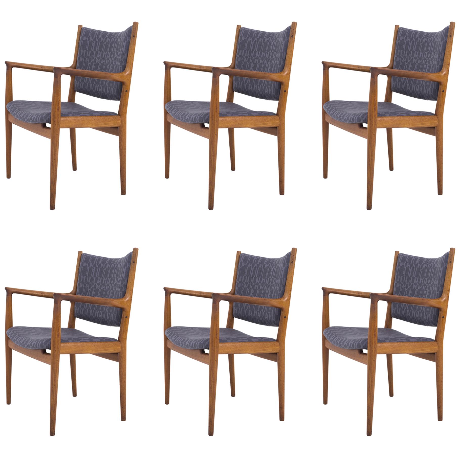 Modèle JH 513 - Ensemble de quatre fauteuils en teck massif avec nouveau textile de Hermés Paris (Ophlaine Carchemire Orage). Ébéniste Johannes Hansen.