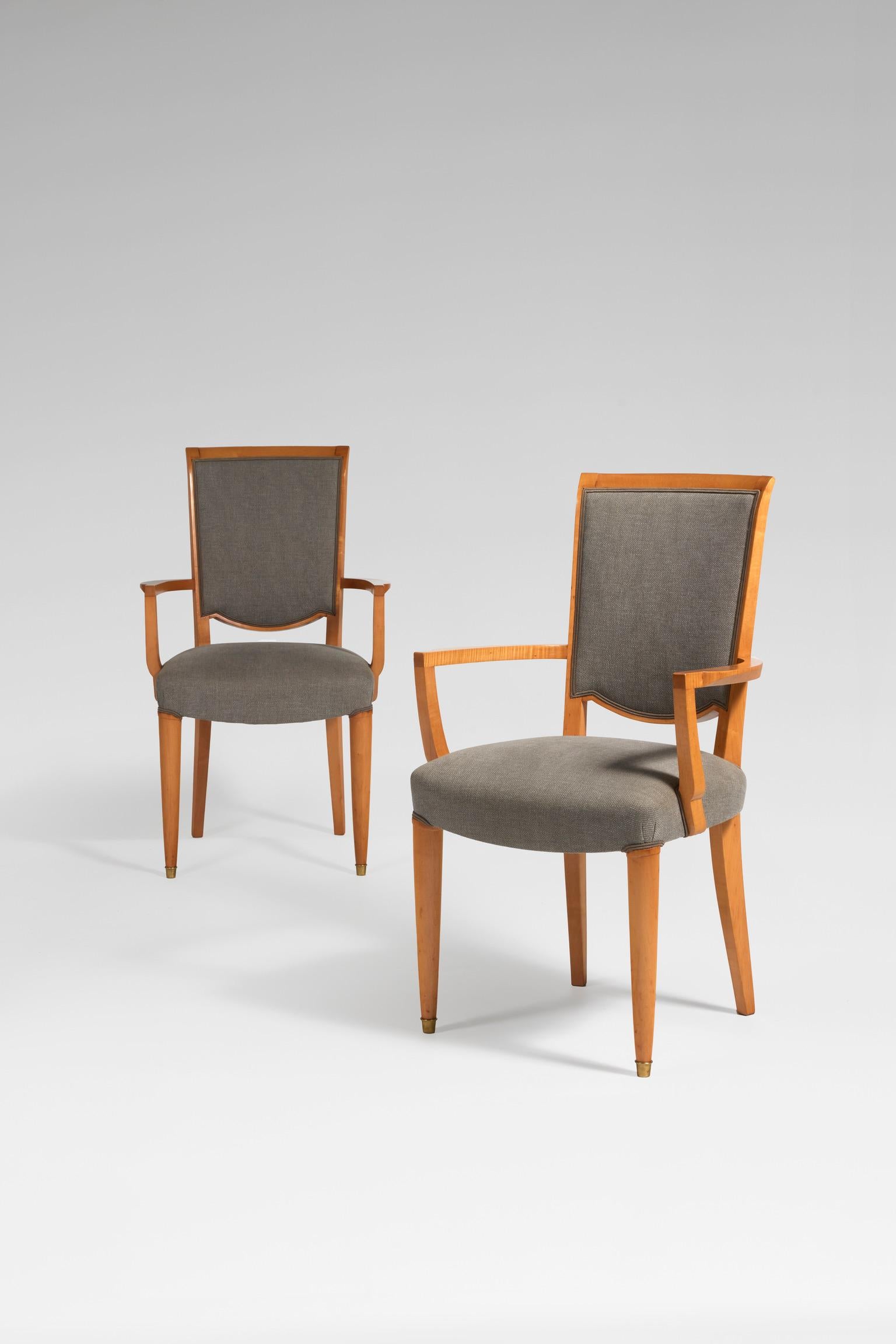 Set di 4 poltrone in sicomoro e ottone dorato. 