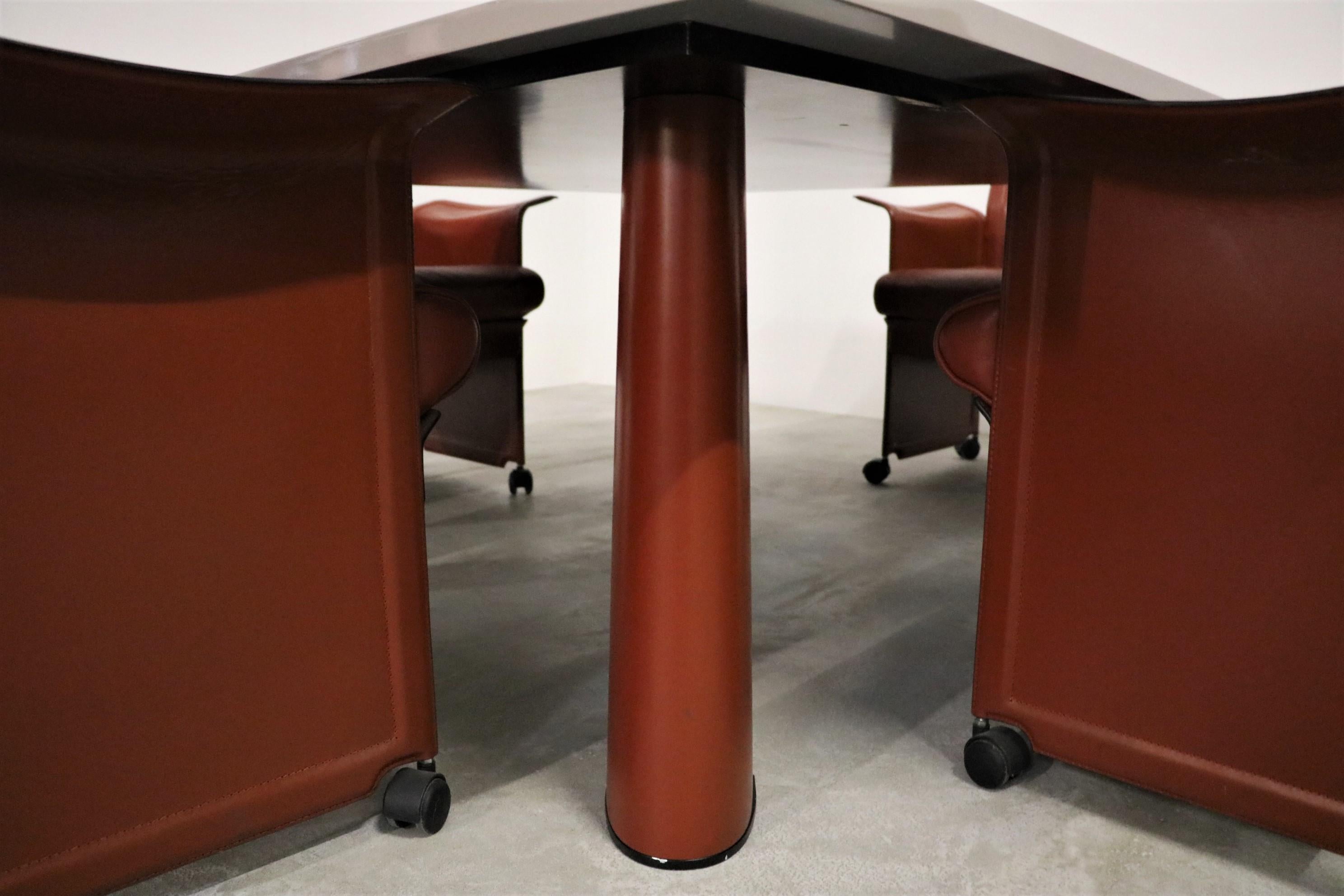 Außergewöhnliches Set bestehend aus vier Sesseln Modell 'Korium' mit passendem Tisch des italienischen Designers Tito Agnoli, hergestellt von Matteo Grassi.

Tisch B 150 cm H 73 cm T 150 cm/ Tischplattenstärke 4,8 cm.
Sessel B 78 cm H 87 cm T 60