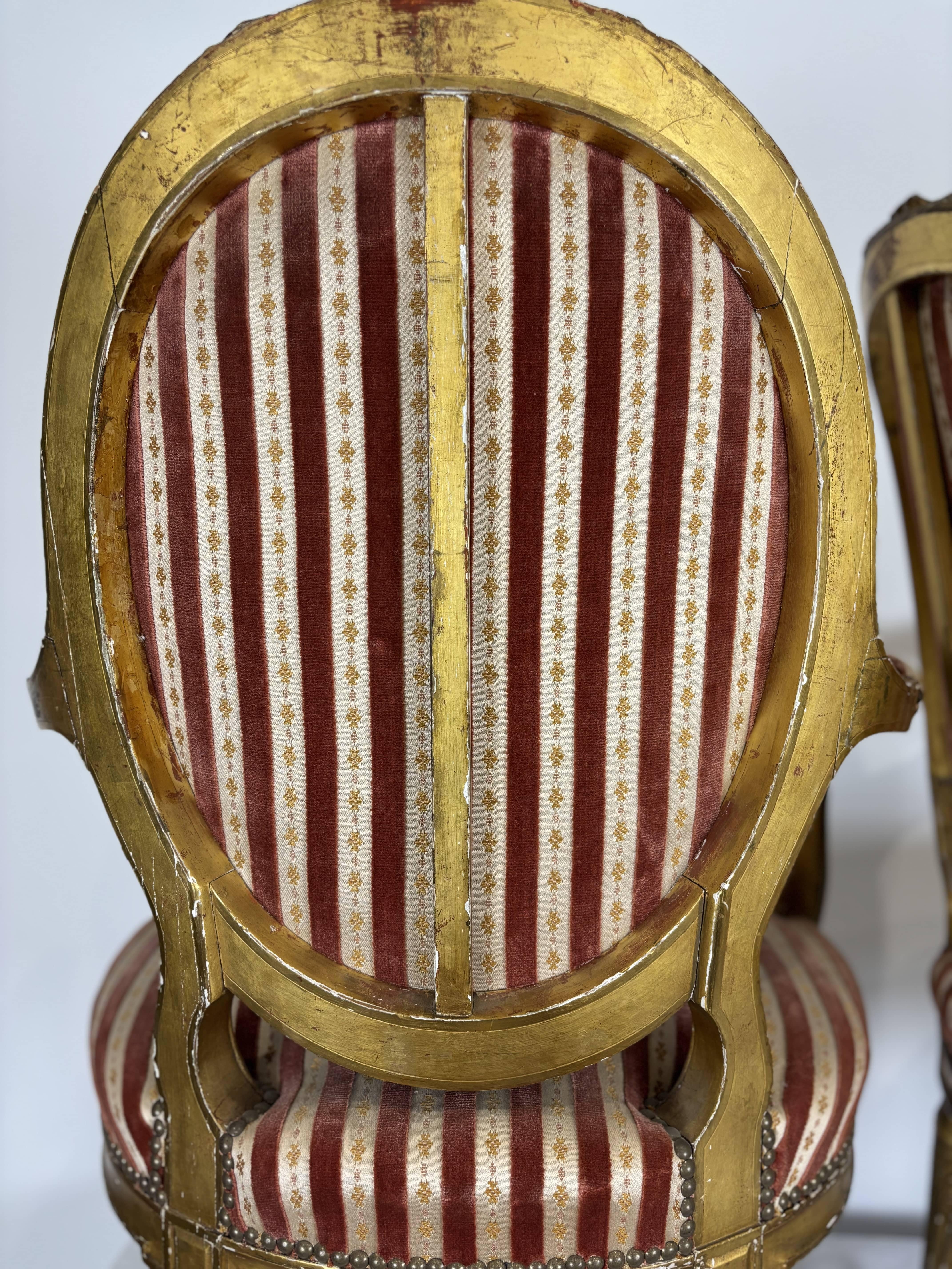 Set di quattro poltrone con schienale a medaglione in legno dorato intagliato, XIX secolo in vendita 6