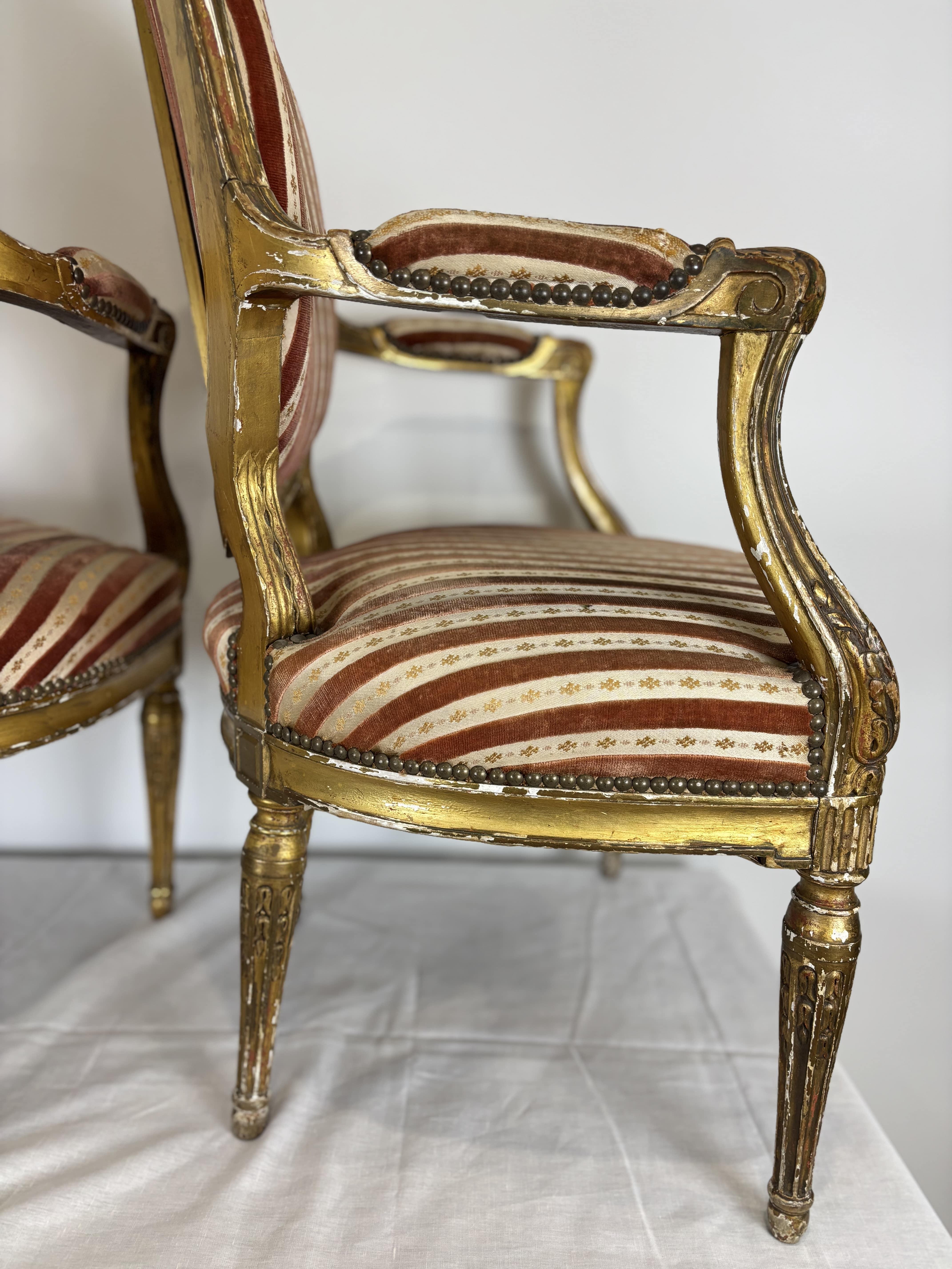 Set di quattro poltrone con schienale a medaglione in legno dorato intagliato, XIX secolo in vendita 8