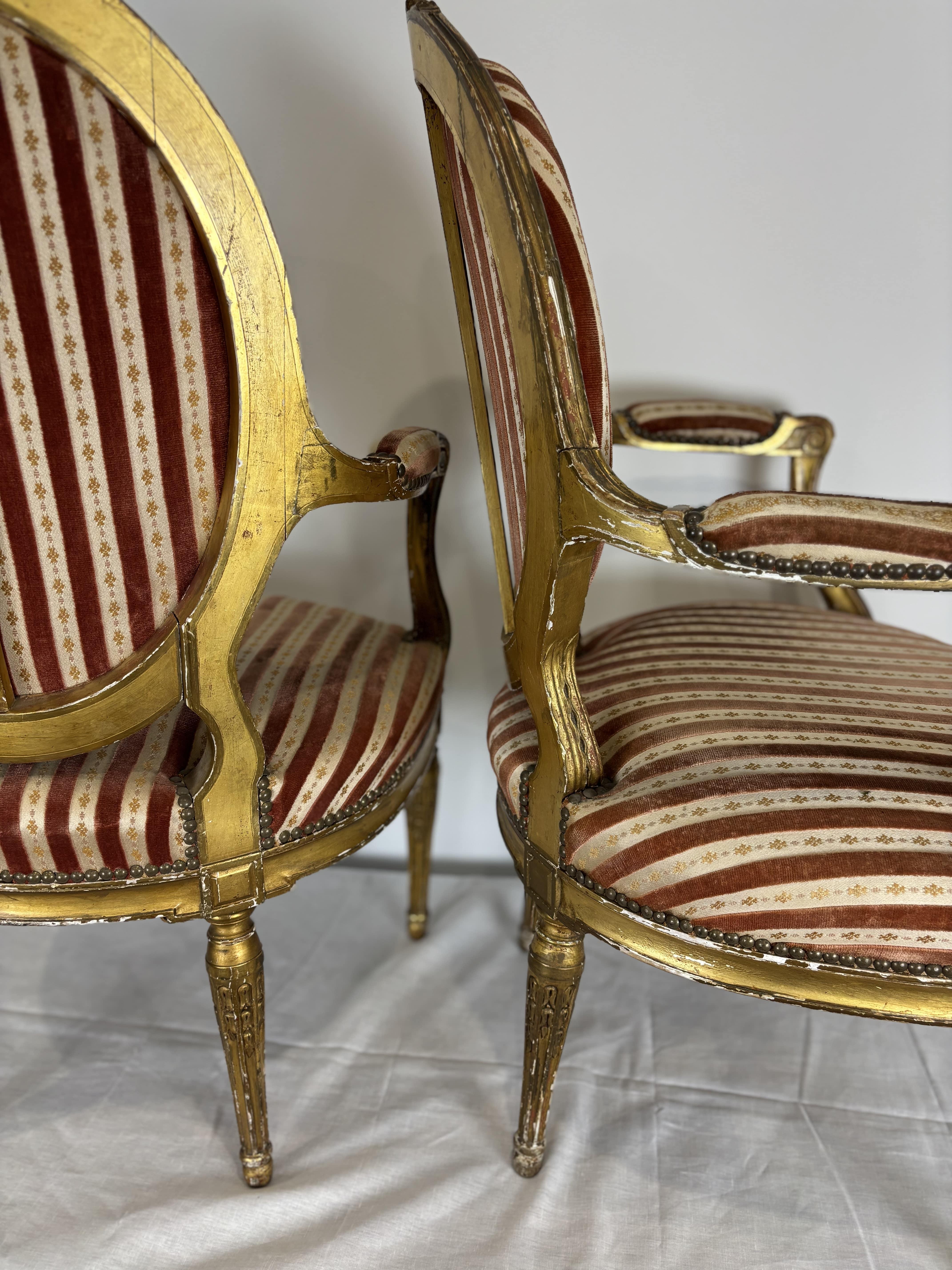Set di quattro poltrone con schienale a medaglione in legno dorato intagliato, XIX secolo in vendita 9