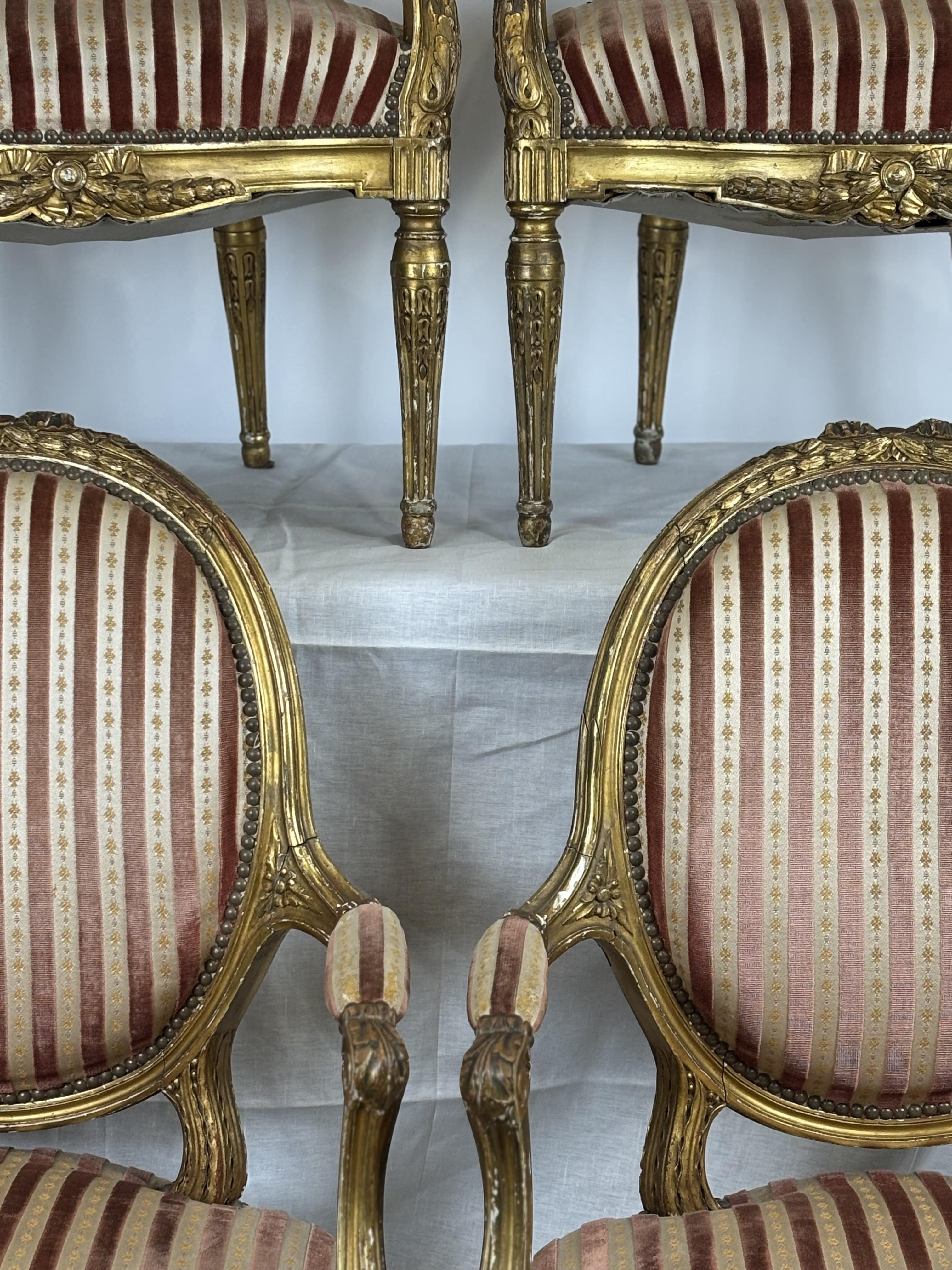 Luigi XVI Set di quattro poltrone con schienale a medaglione in legno dorato intagliato, XIX secolo in vendita
