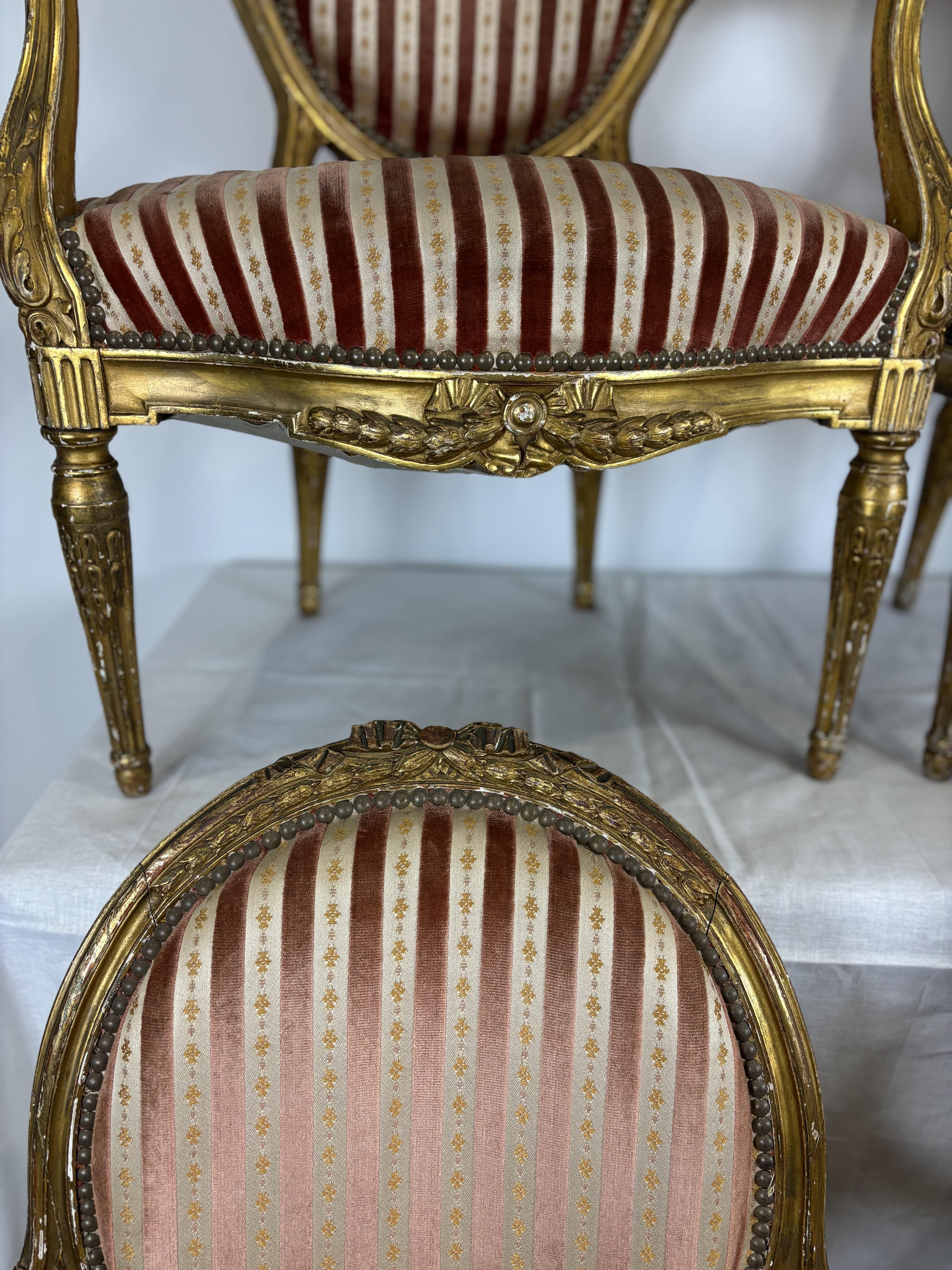 Set di quattro poltrone con schienale a medaglione in legno dorato intagliato, XIX secolo in vendita 1