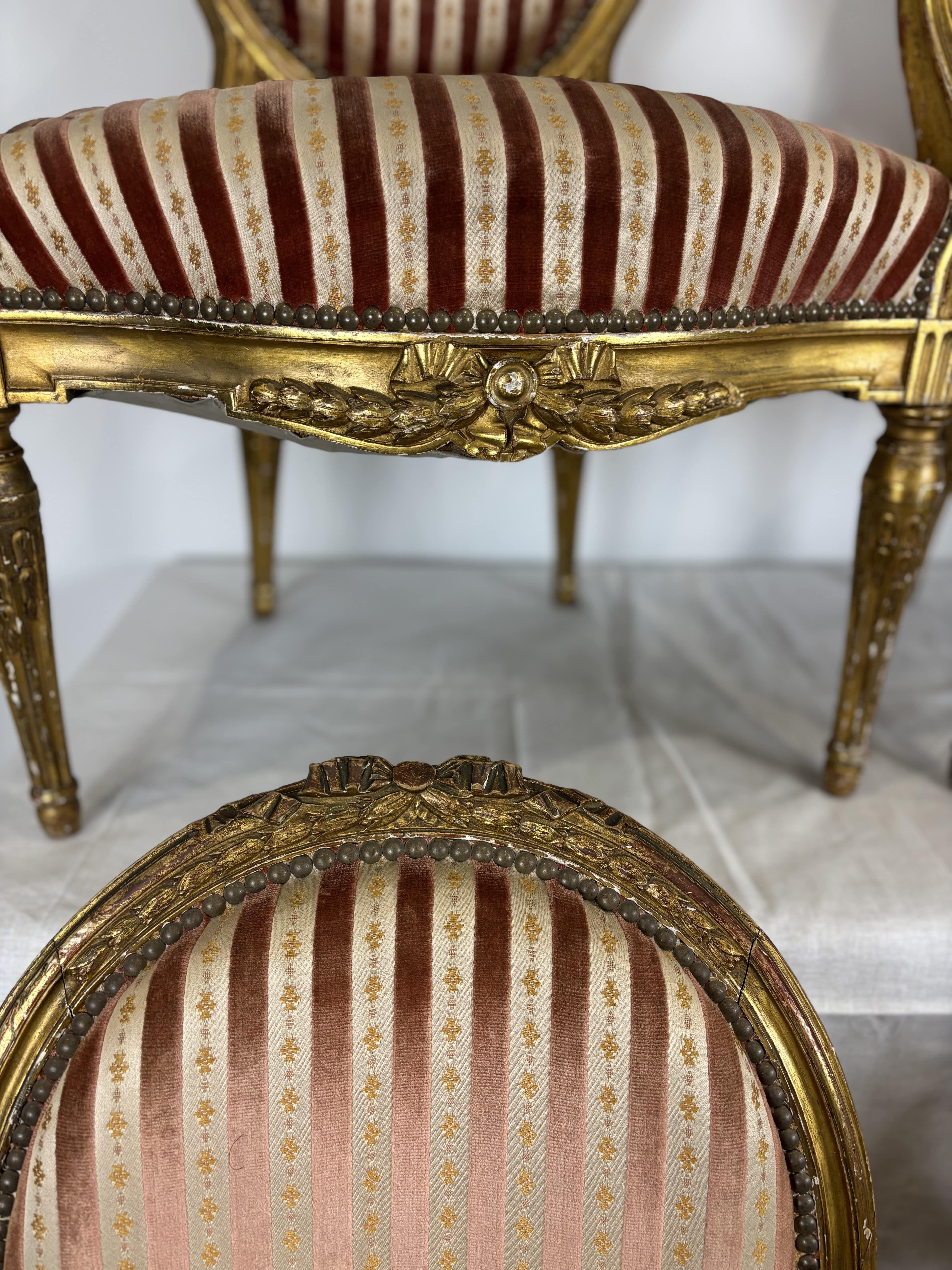 Set di quattro poltrone con schienale a medaglione in legno dorato intagliato, XIX secolo in vendita 2