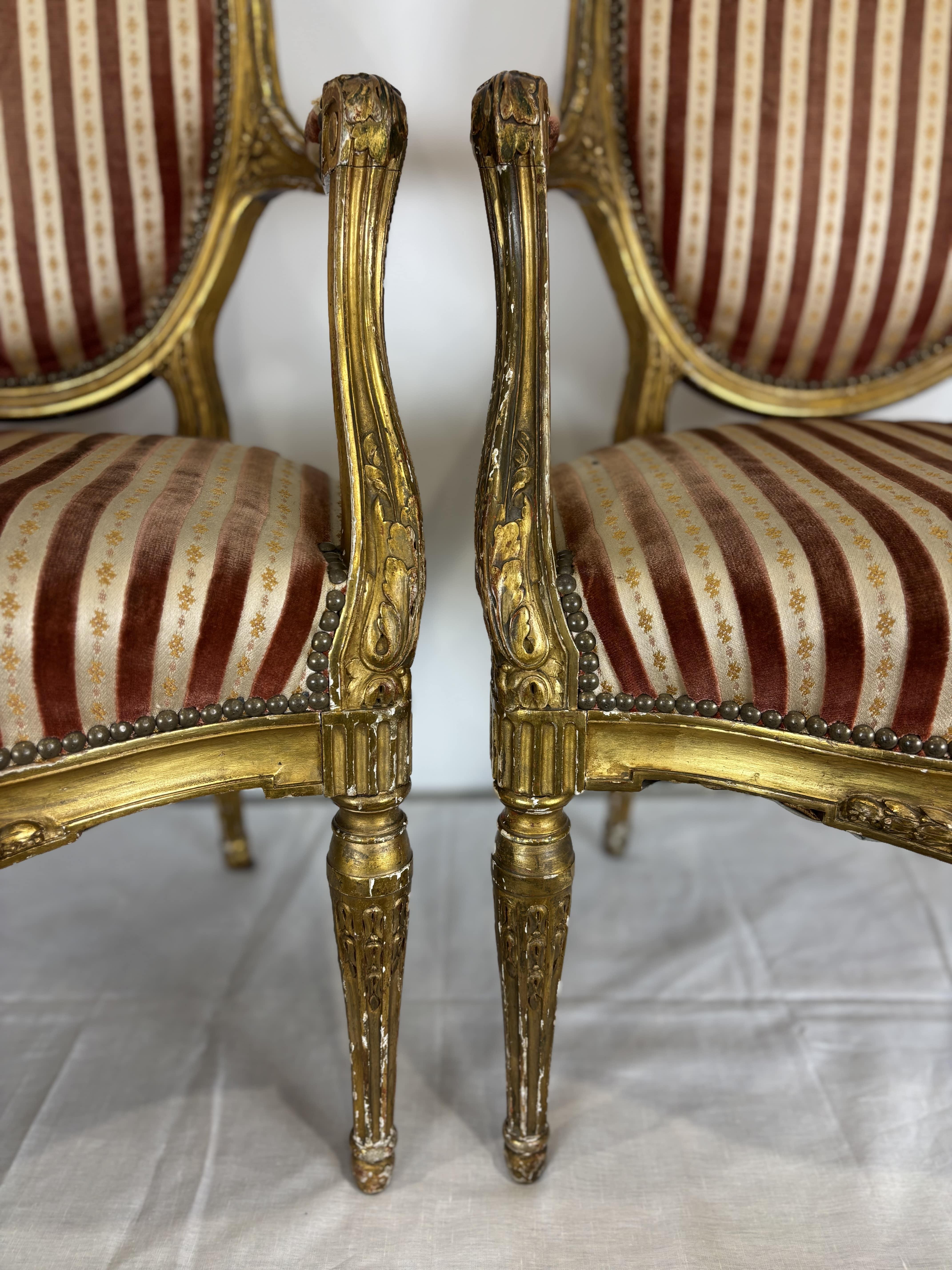 Set di quattro poltrone con schienale a medaglione in legno dorato intagliato, XIX secolo in vendita 3