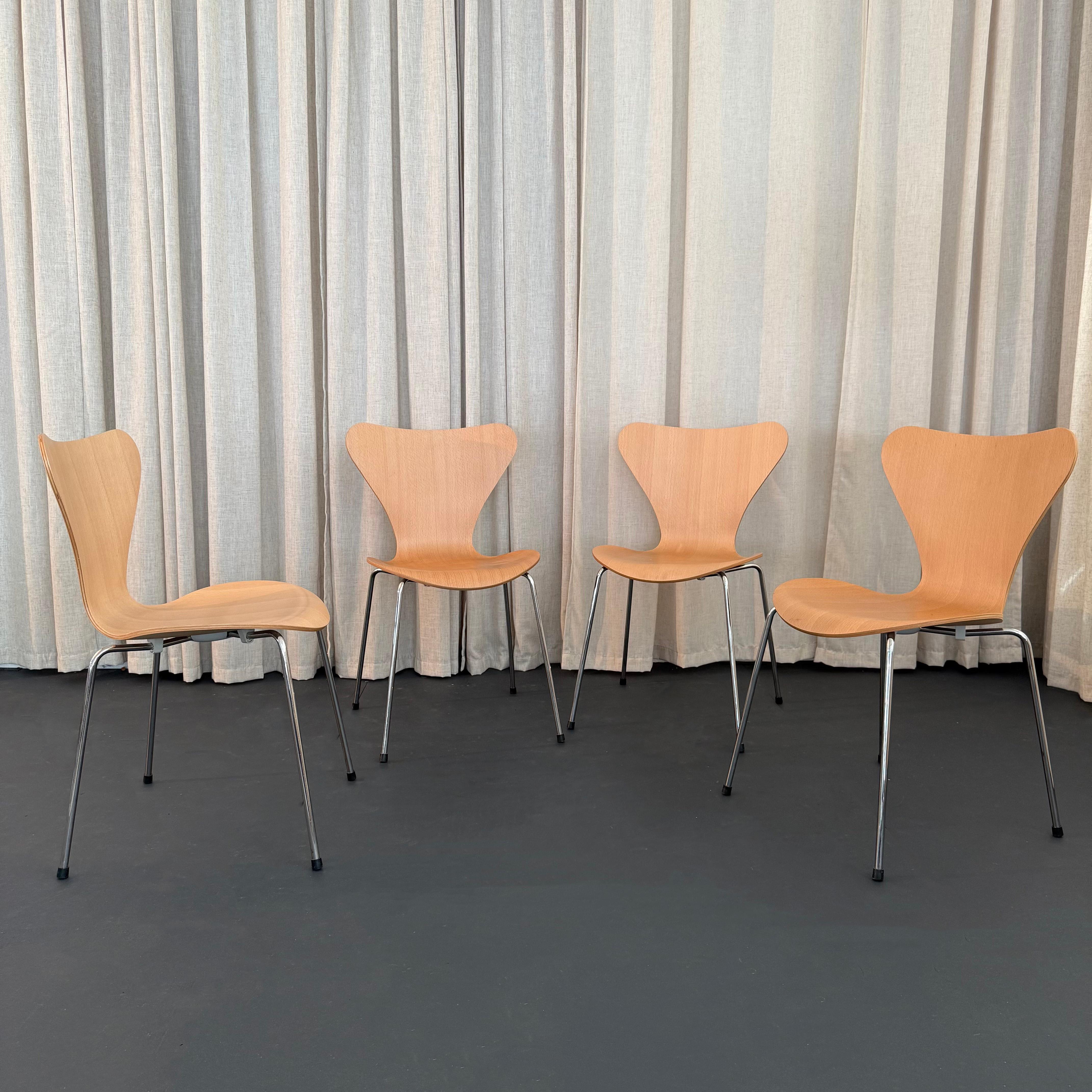 Questo set di quattro sedie The Modern Scandinavian 