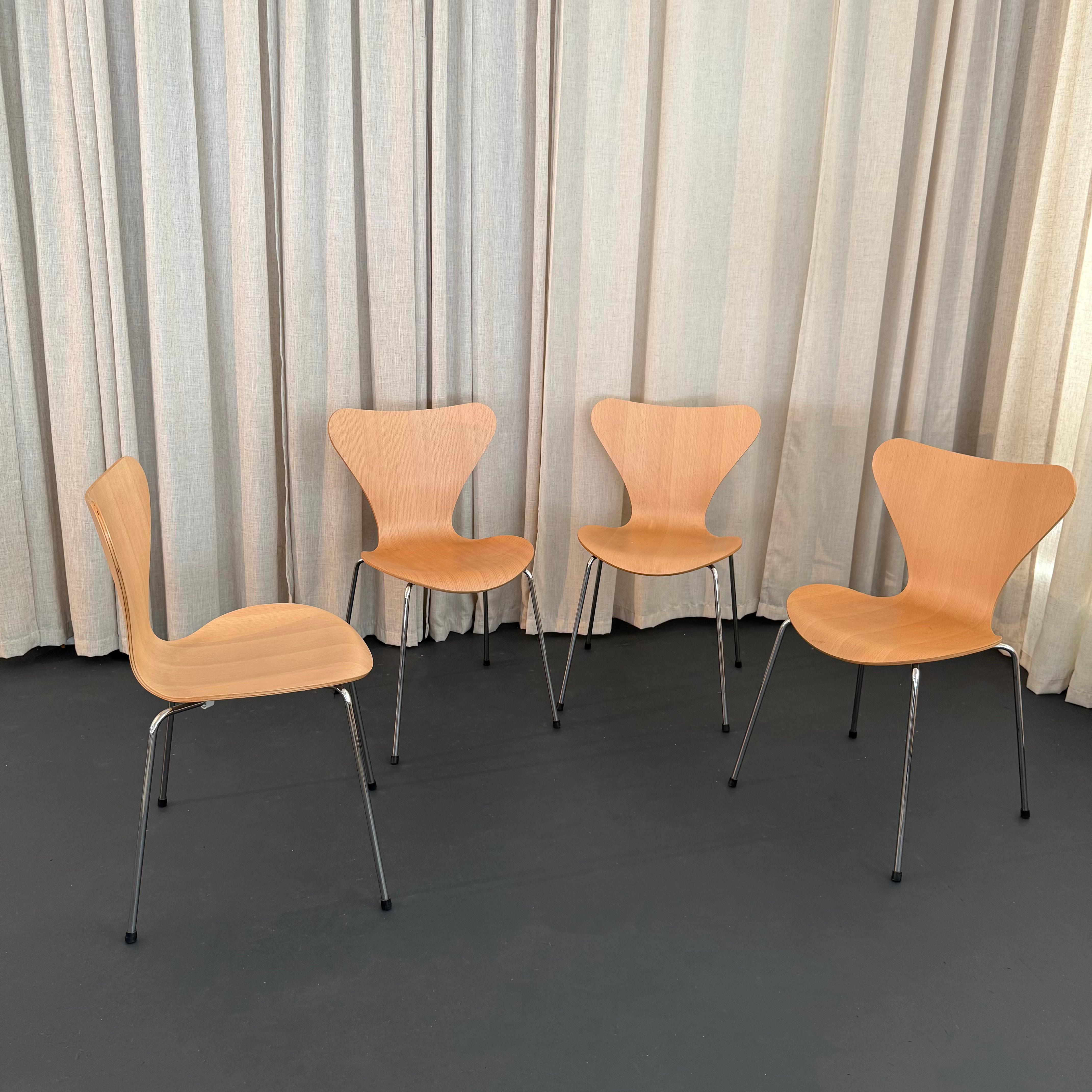 Scandinavo moderno Set di quattro sedie Arne Jacobsen Serie 7 in Beeche per Fritz Hansen Model No. 3107 in vendita