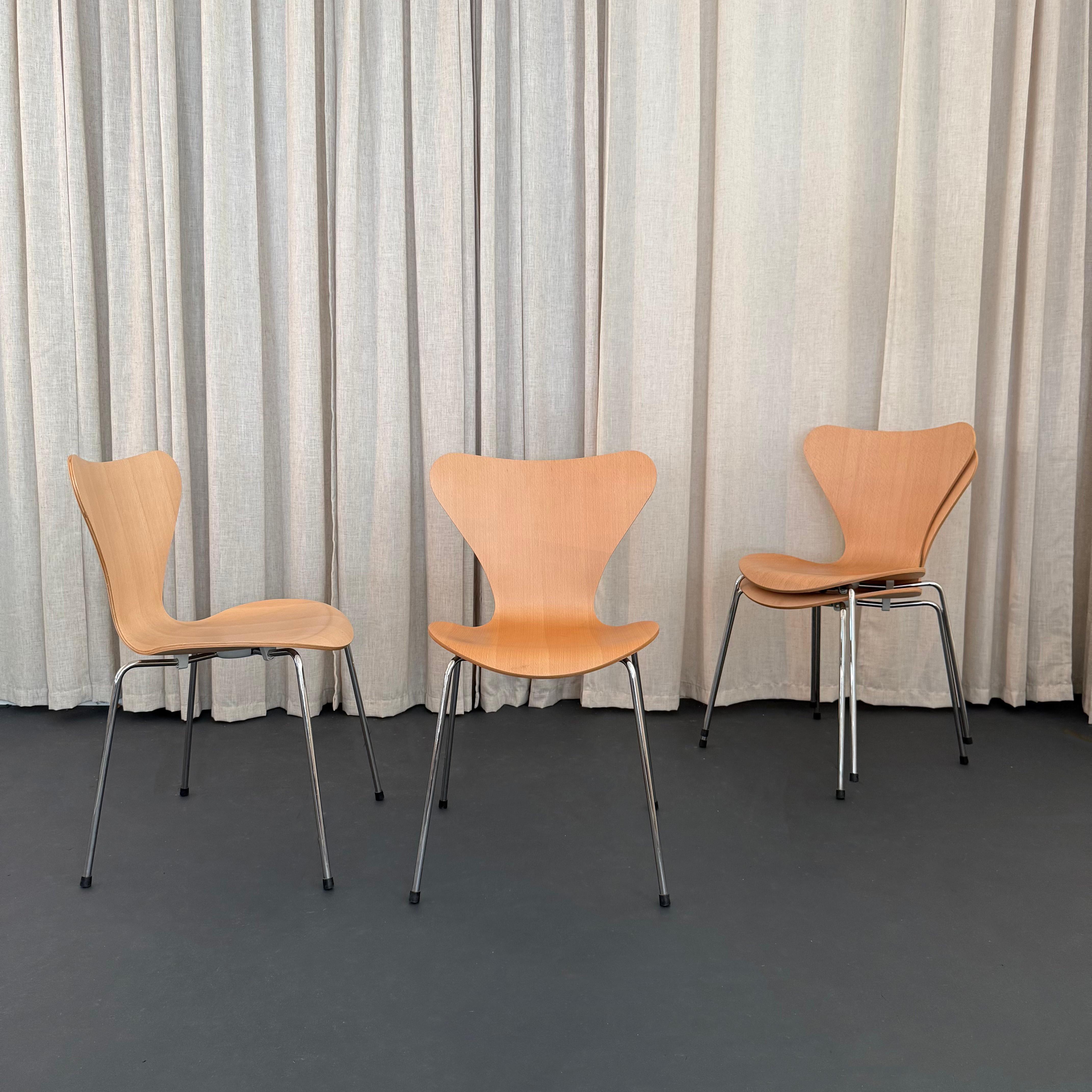 Danese Set di quattro sedie Arne Jacobsen Serie 7 in Beeche per Fritz Hansen Model No. 3107 in vendita