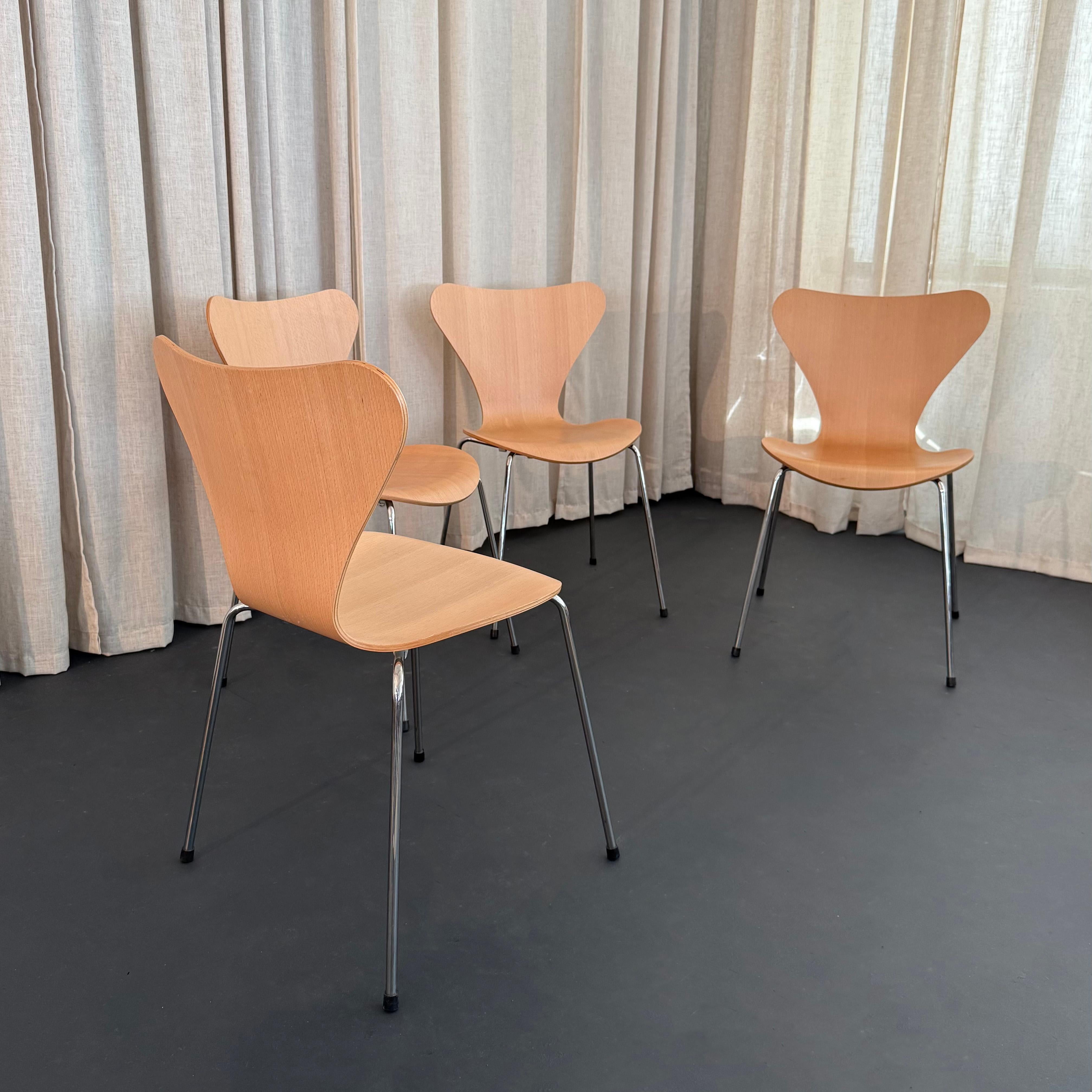 Set di quattro sedie Arne Jacobsen Serie 7 in Beeche per Fritz Hansen Model No. 3107 In condizioni buone in vendita a Brooklyn, NY