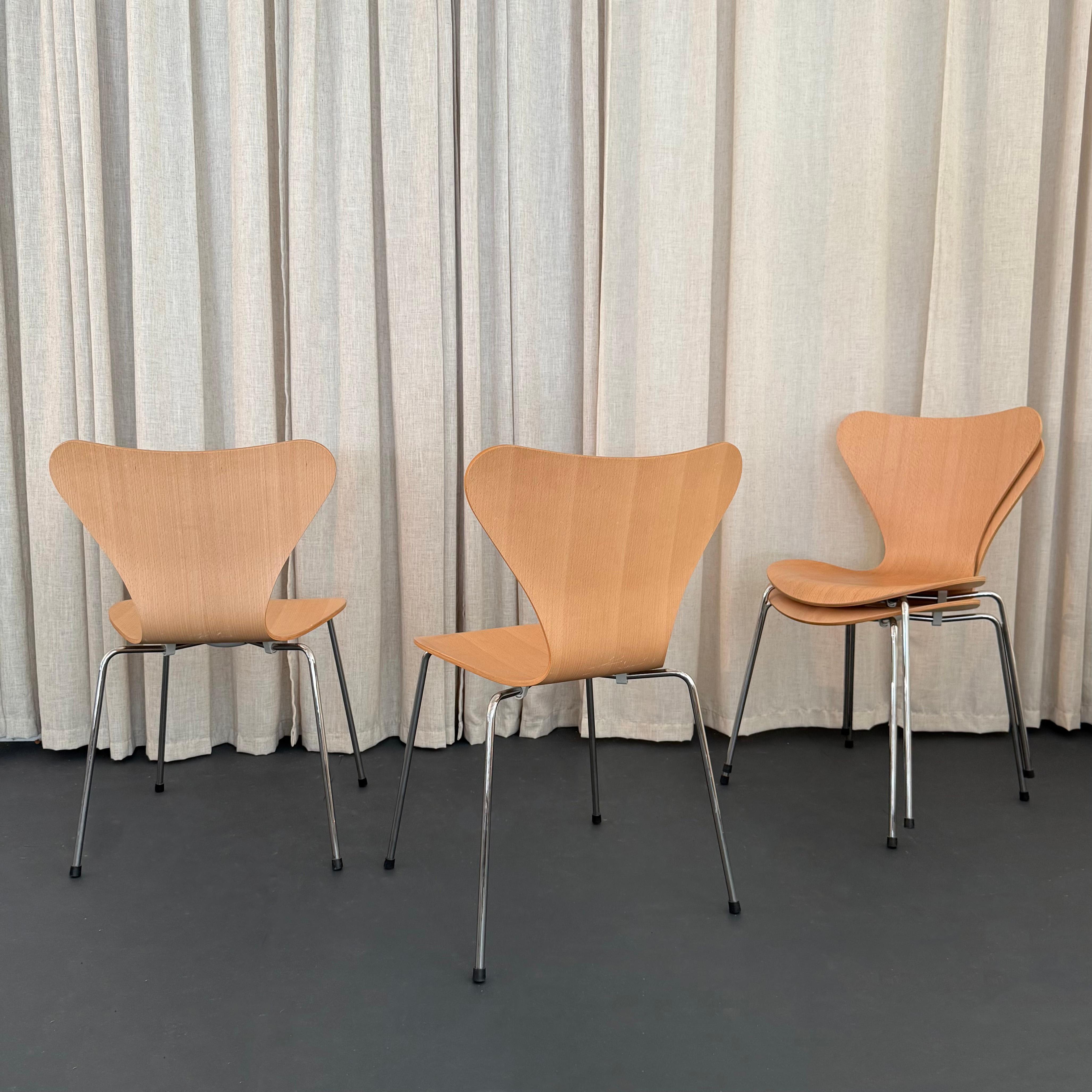 XXI secolo e contemporaneo Set di quattro sedie Arne Jacobsen Serie 7 in Beeche per Fritz Hansen Model No. 3107 in vendita